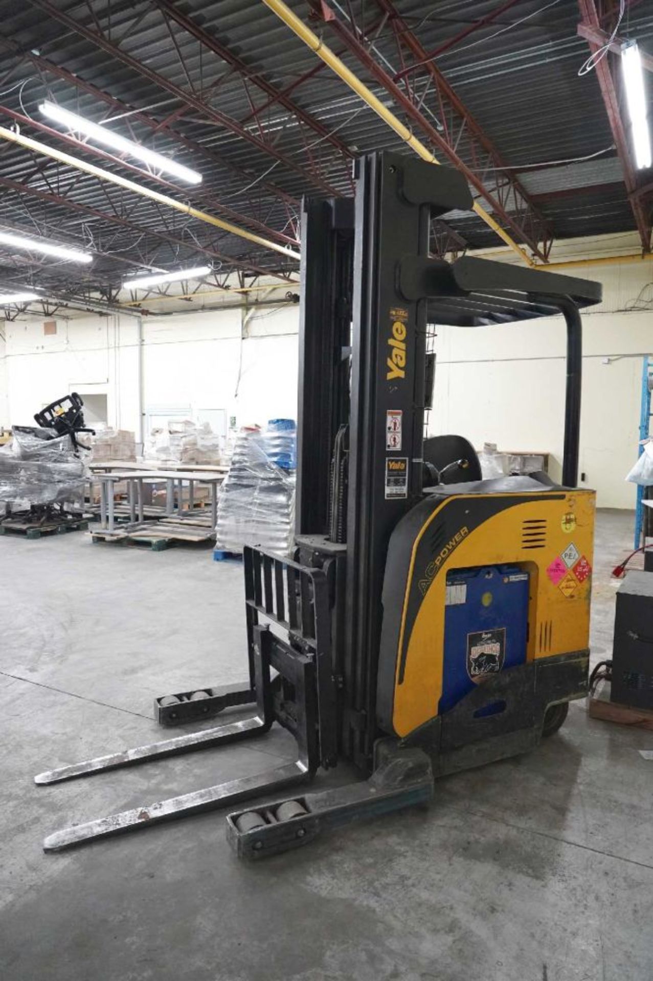 Yale NR045EBNL36TE107 Electric Stand Up Reach Truck Max Capacity 4500 Lbs, Attachment : 787 mm ( - Image 2 of 9