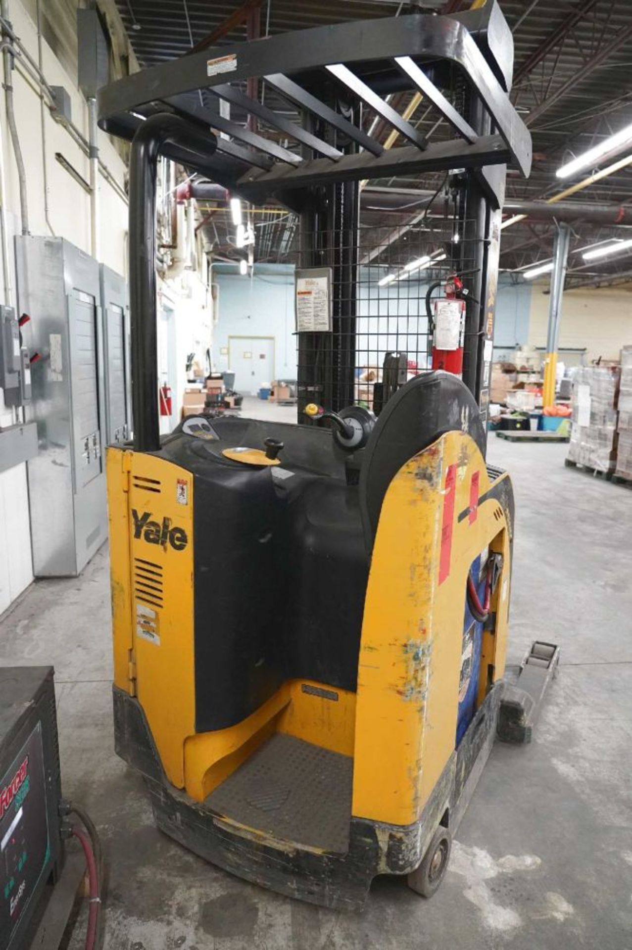 Yale NR045EBNL36TE107 Electric Stand Up Reach Truck Max Capacity 4500 Lbs, Attachment : 787 mm ( - Image 8 of 9