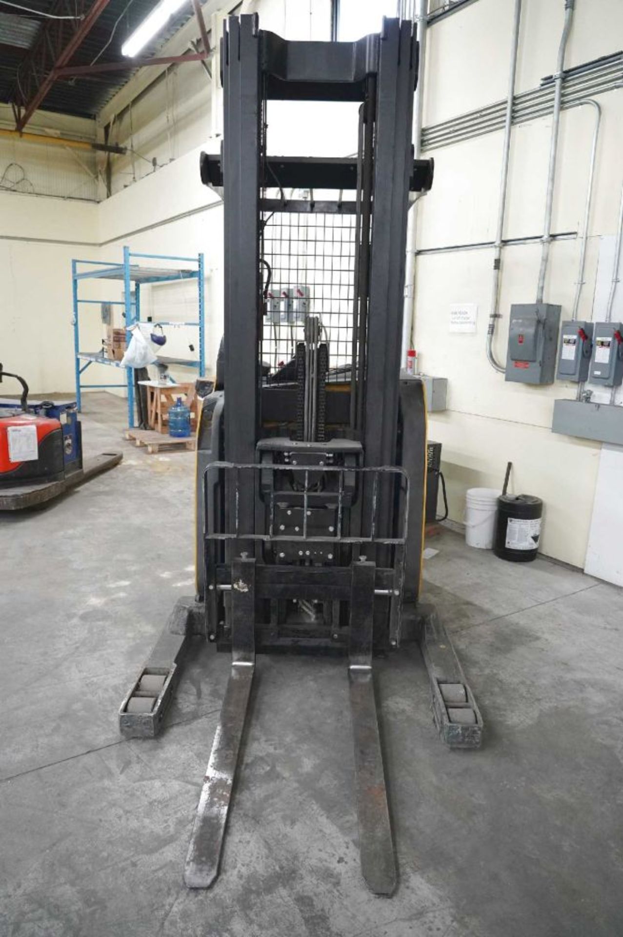 Yale NR045EBNL36TE107 Electric Stand Up Reach Truck Max Capacity 4500 Lbs, Attachment : 787 mm ( - Image 3 of 9