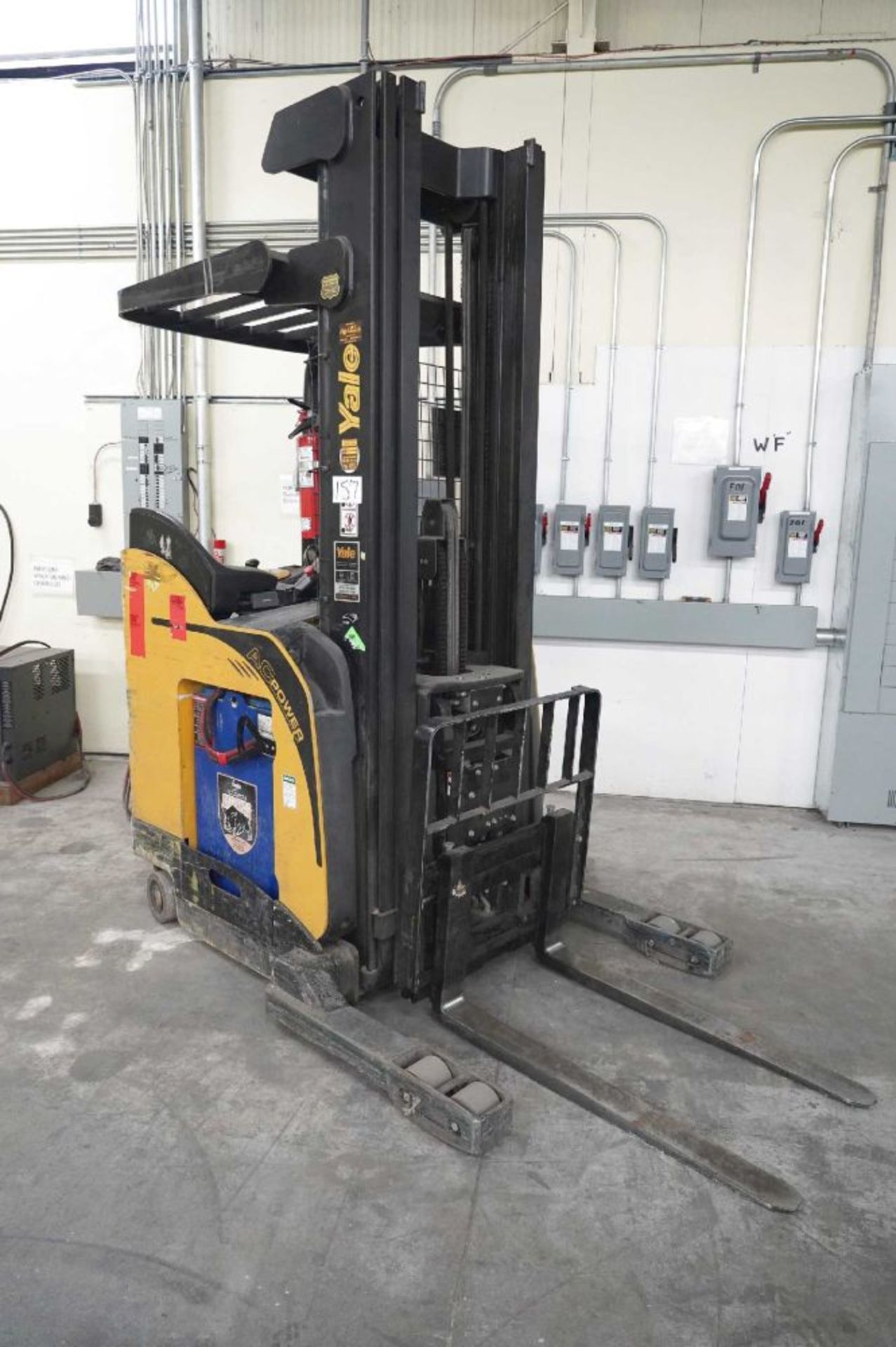 Yale NR045EBNL36TE107 Electric Stand Up Reach Truck Max Capacity 4500 Lbs, Attachment : 787 mm (