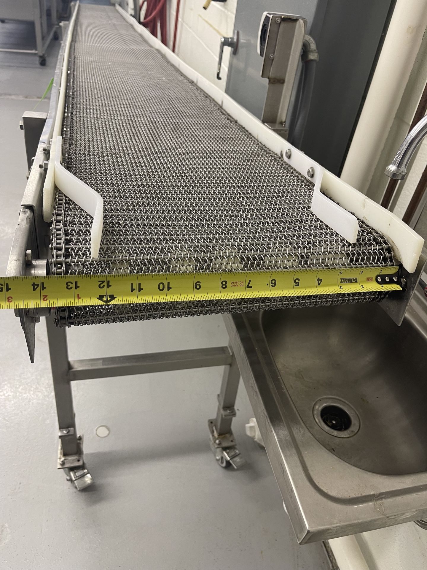 PORTABLE S/S INCLINE CONVEYOR, APPROX. 192" L X 14" W X 41" H MAX (AT OUTFEED), APPROX. 26" H - Image 11 of 12