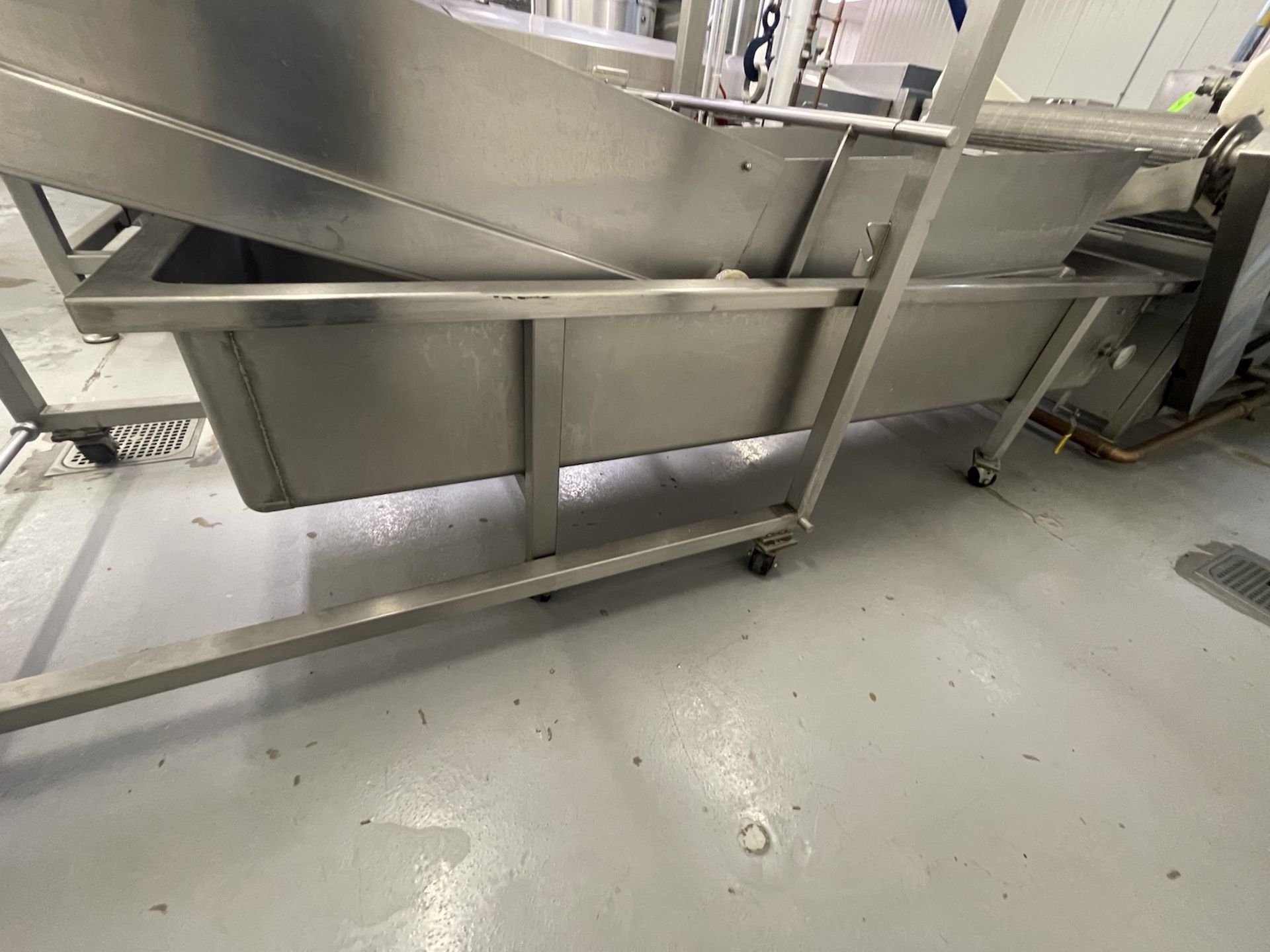 PORTABLE SUBMERSION CHILLING BATH (PRE FREEZE CHILLER)WITH PORTABLE INCLINE CONVEYOR MOUNTED ON - Image 10 of 21