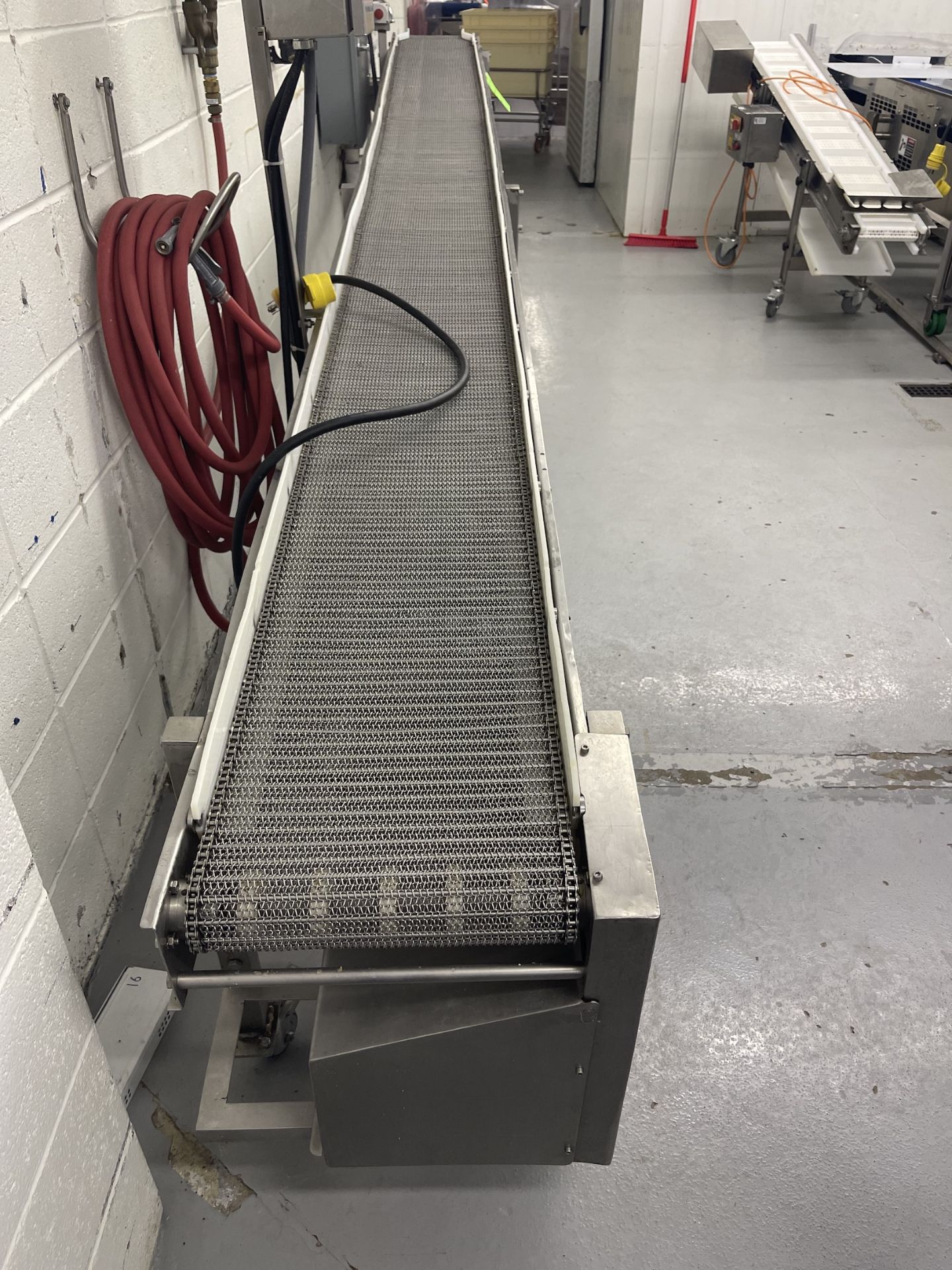 PORTABLE S/S INCLINE CONVEYOR, APPROX. 192" L X 14" W X 41" H MAX (AT OUTFEED), APPROX. 26" H - Image 4 of 12