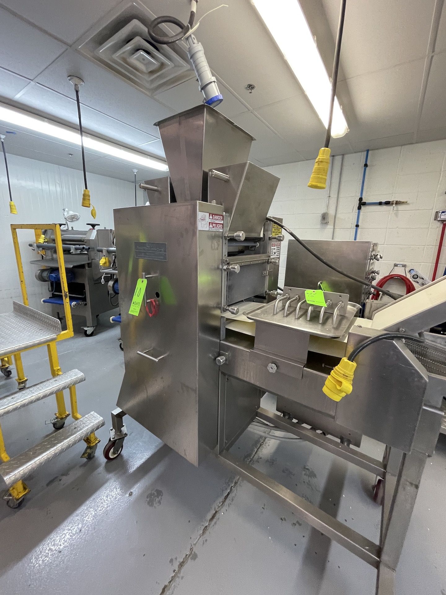 MBC FOOD MACHINERY CORP 6-WIDE RAVIOLI MACHINE, MODEL 3-100, S/N NPP1109R, CURRENTLY SET UP FOR - Bild 2 aus 24