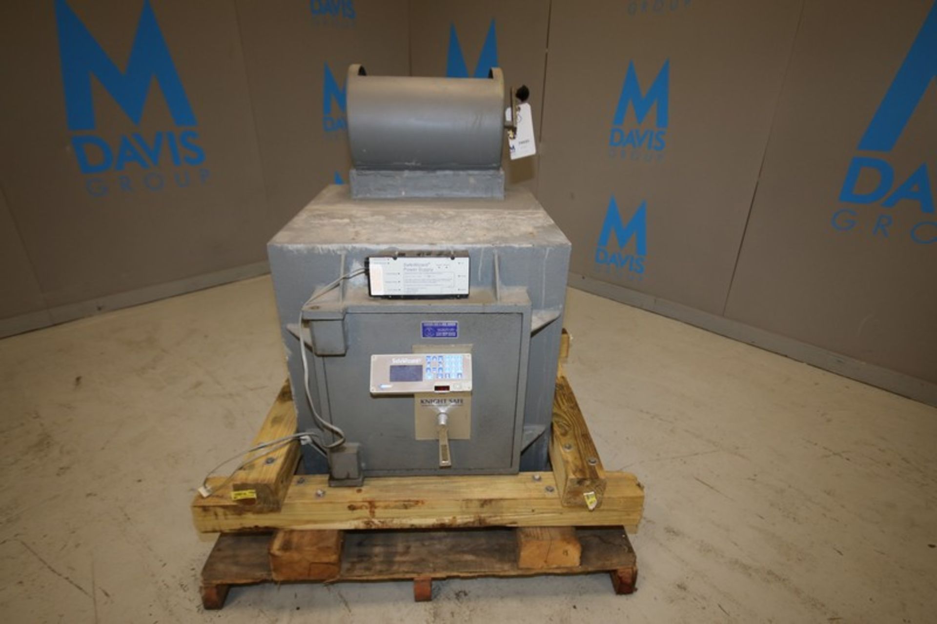 Amsec Safe Wizard Knight Safe, Aprox. 25" W x 33" D x 41" H (INV#79935)(Located @ the MDG Auction