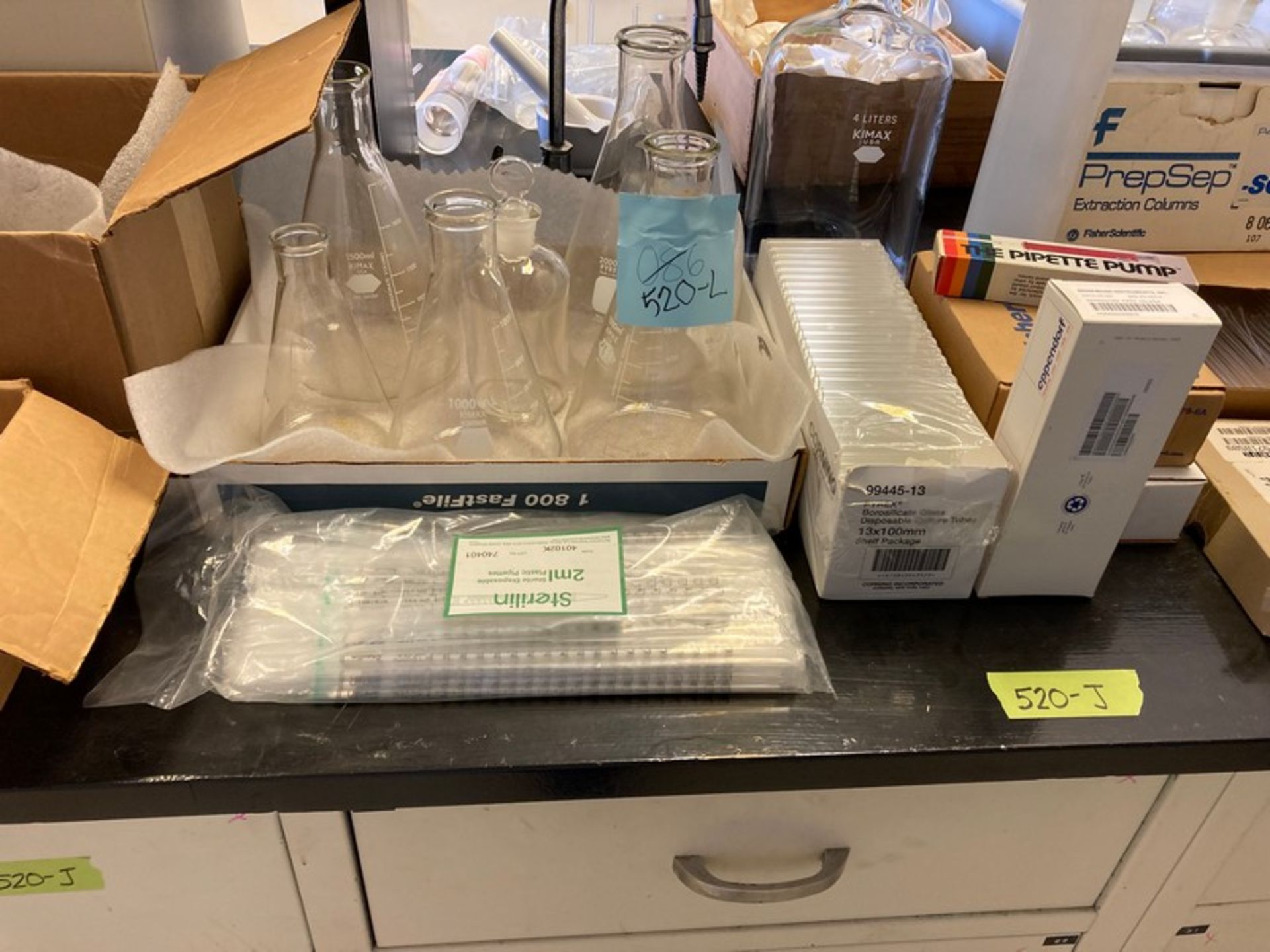 Approx 9 boxes of Lab accessories and Glassware on top of Lot 520-J: flasks, culture tubes, vial - Image 4 of 13