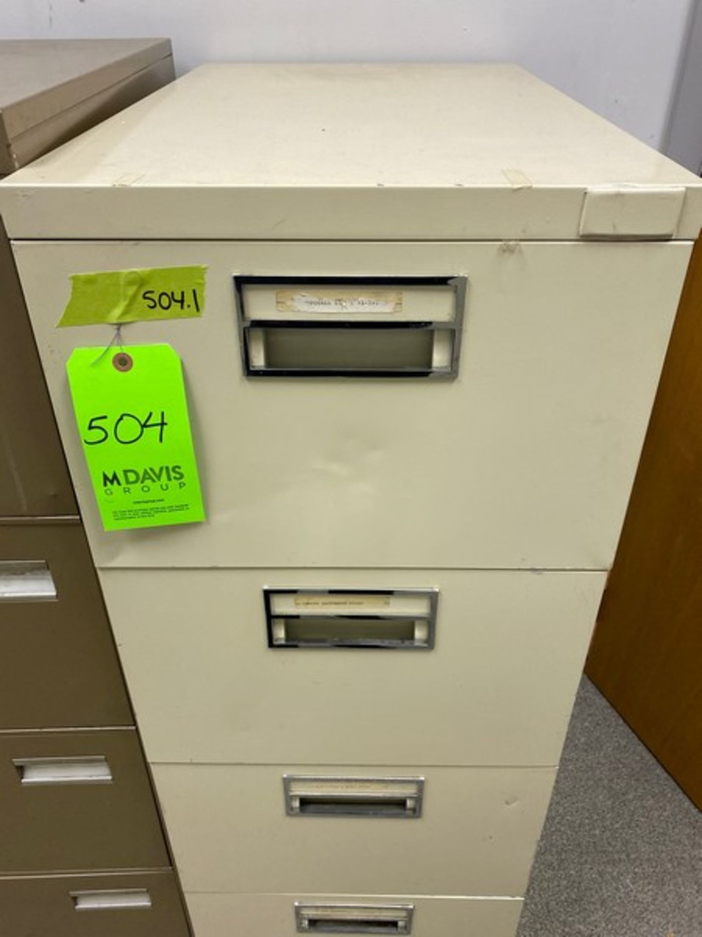 2 filing cabinets without locks. 18"Wx26"Dx52"H & 18"Wx28.5"Dx50.5"H (Elevator Handling Fee $20) ( - Image 2 of 6