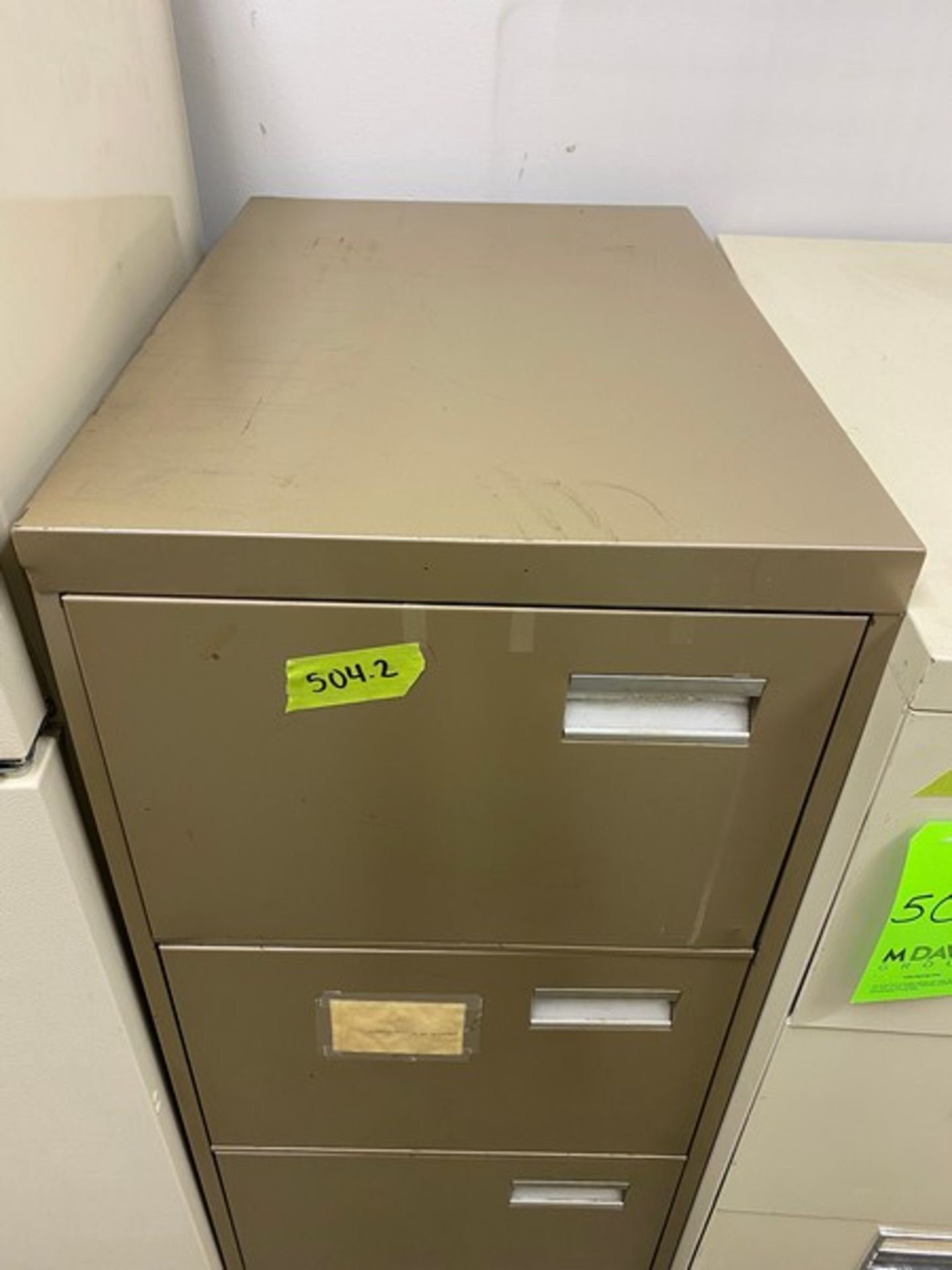 2 filing cabinets without locks. 18"Wx26"Dx52"H & 18"Wx28.5"Dx50.5"H (Elevator Handling Fee $20) ( - Image 3 of 6