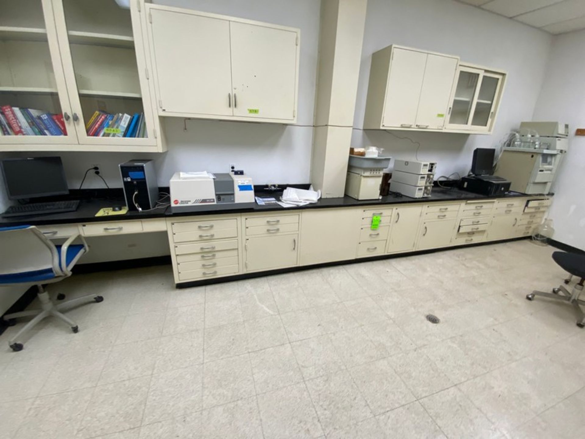 8 Lab cabinets + desk with 21'3" of black lab top / lab table & desk measure 21'3"Lx24"Dx31"H / - Image 4 of 5