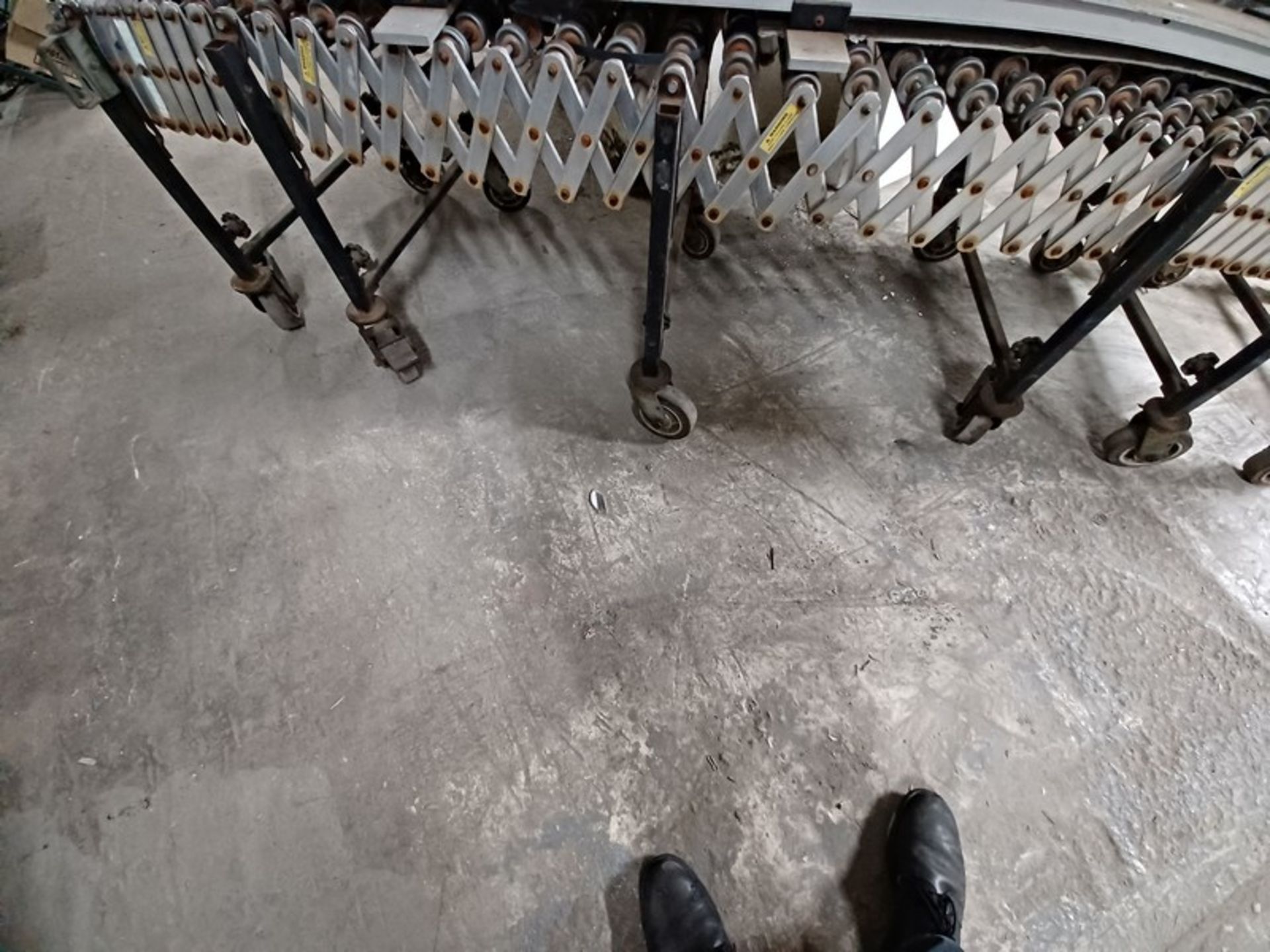 Bestflex expandable skatewheel conveyor. Metal rollers 24" wide x 10-24' long on locking castors. - Image 4 of 8