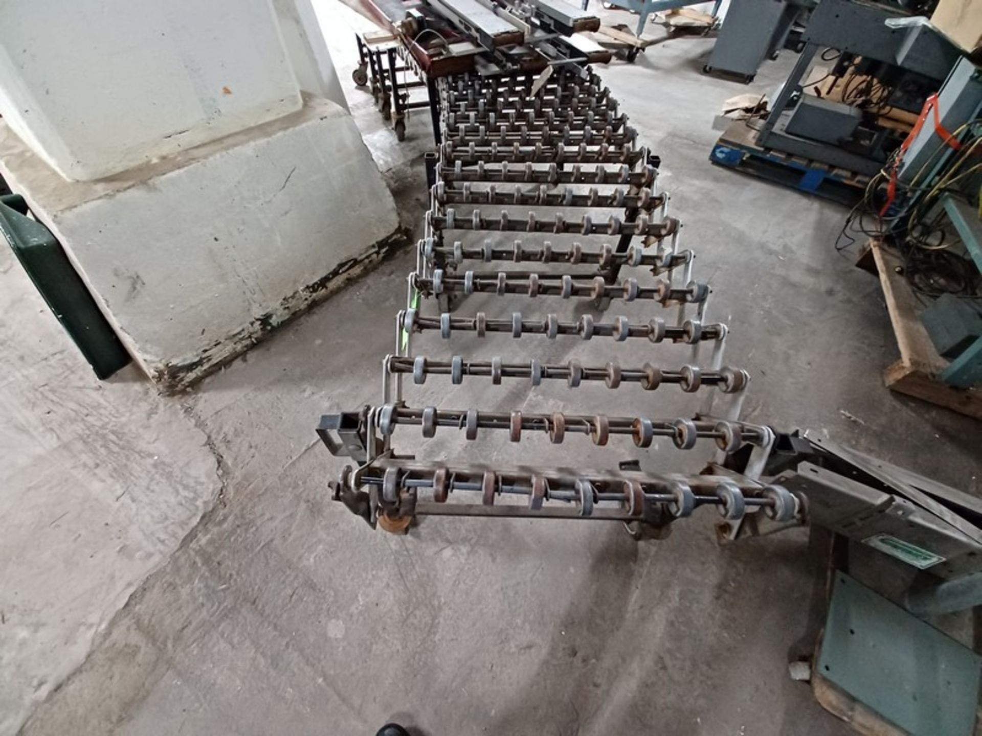 Bestflex expandable skatewheel conveyor. Metal rollers 24" wide x 10-24' long on locking castors. - Image 2 of 8