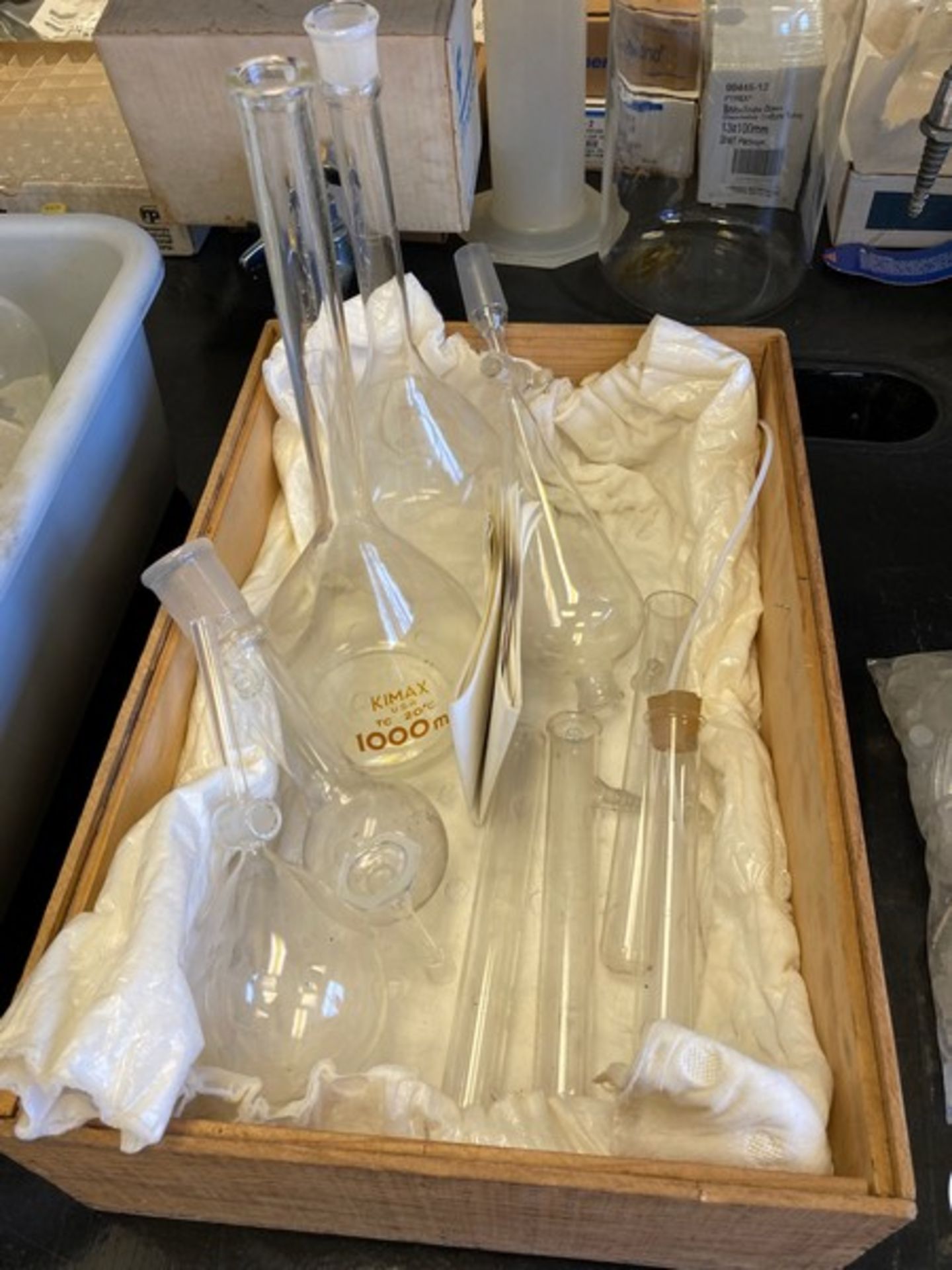 Approx 9 boxes of Lab accessories and Glassware on top of Lot 520-J: flasks, culture tubes, vial - Image 9 of 13