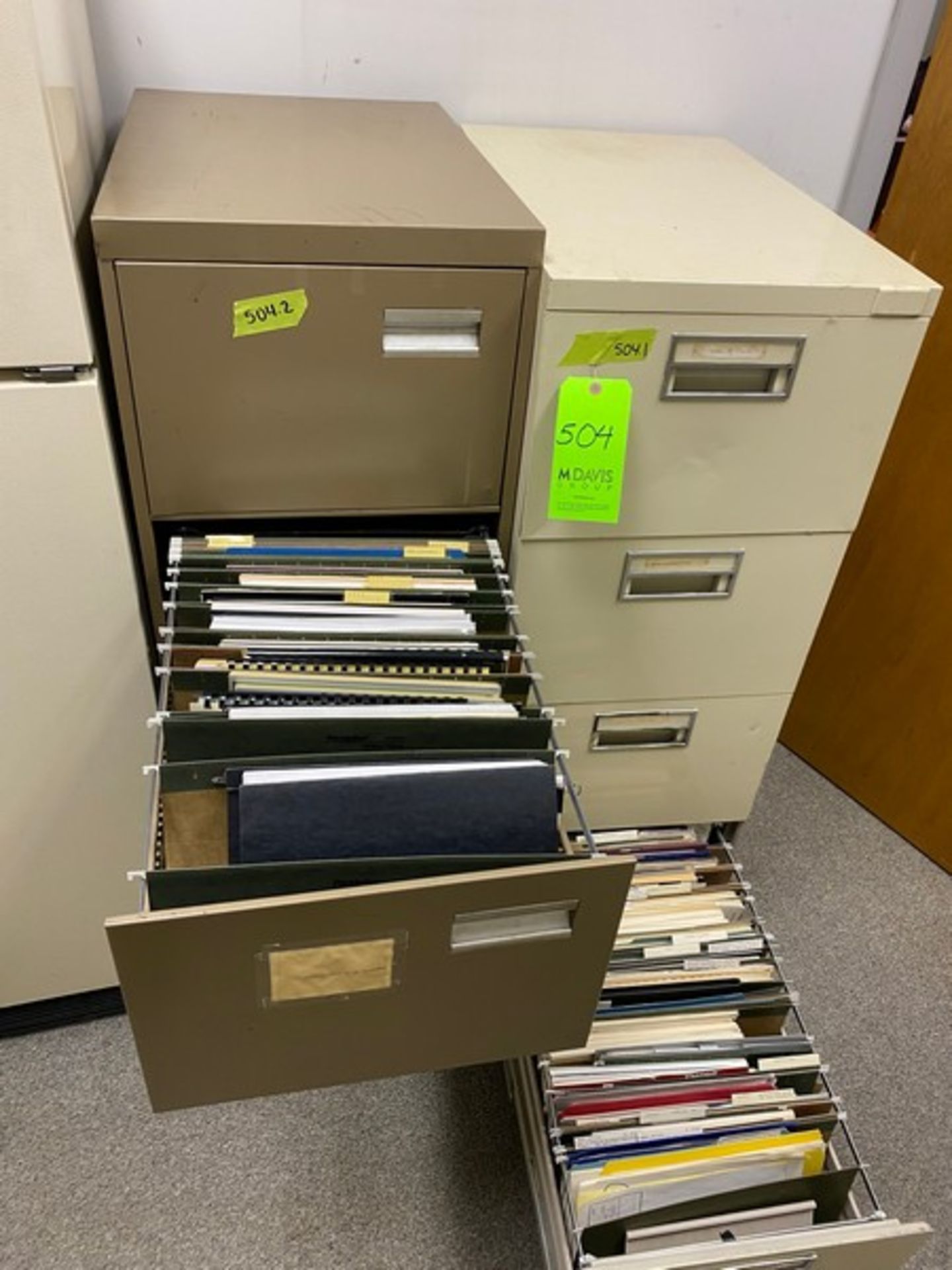 2 filing cabinets without locks. 18"Wx26"Dx52"H & 18"Wx28.5"Dx50.5"H (Elevator Handling Fee $20) ( - Image 5 of 6
