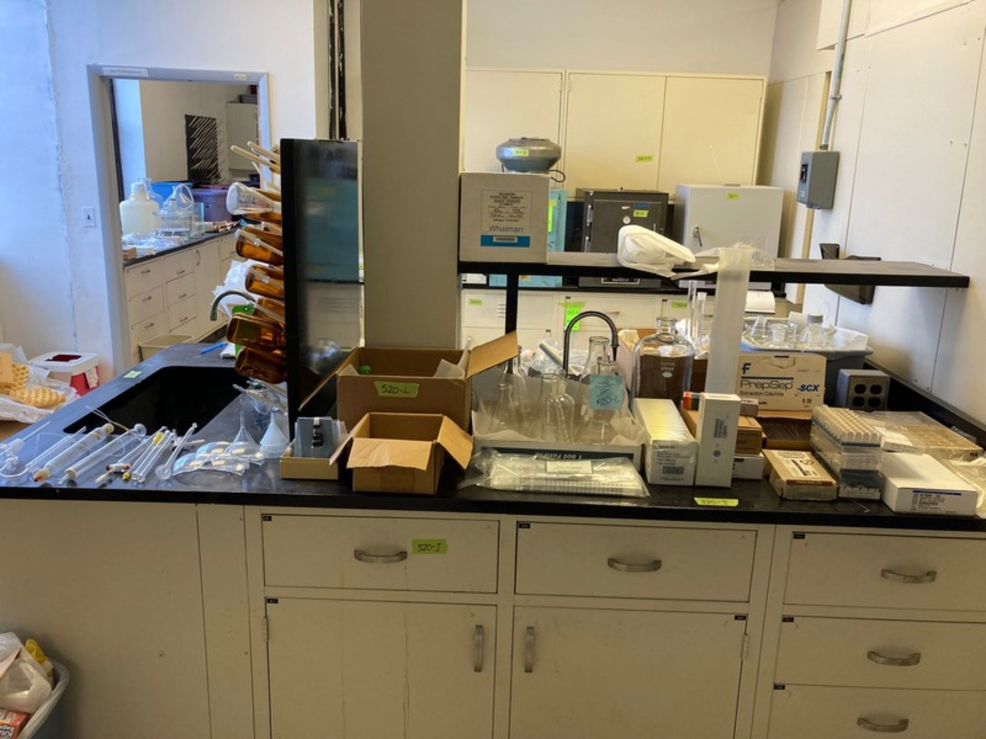 Approx 9 boxes of Lab accessories and Glassware on top of Lot 520-J: flasks, culture tubes, vial - Image 11 of 13