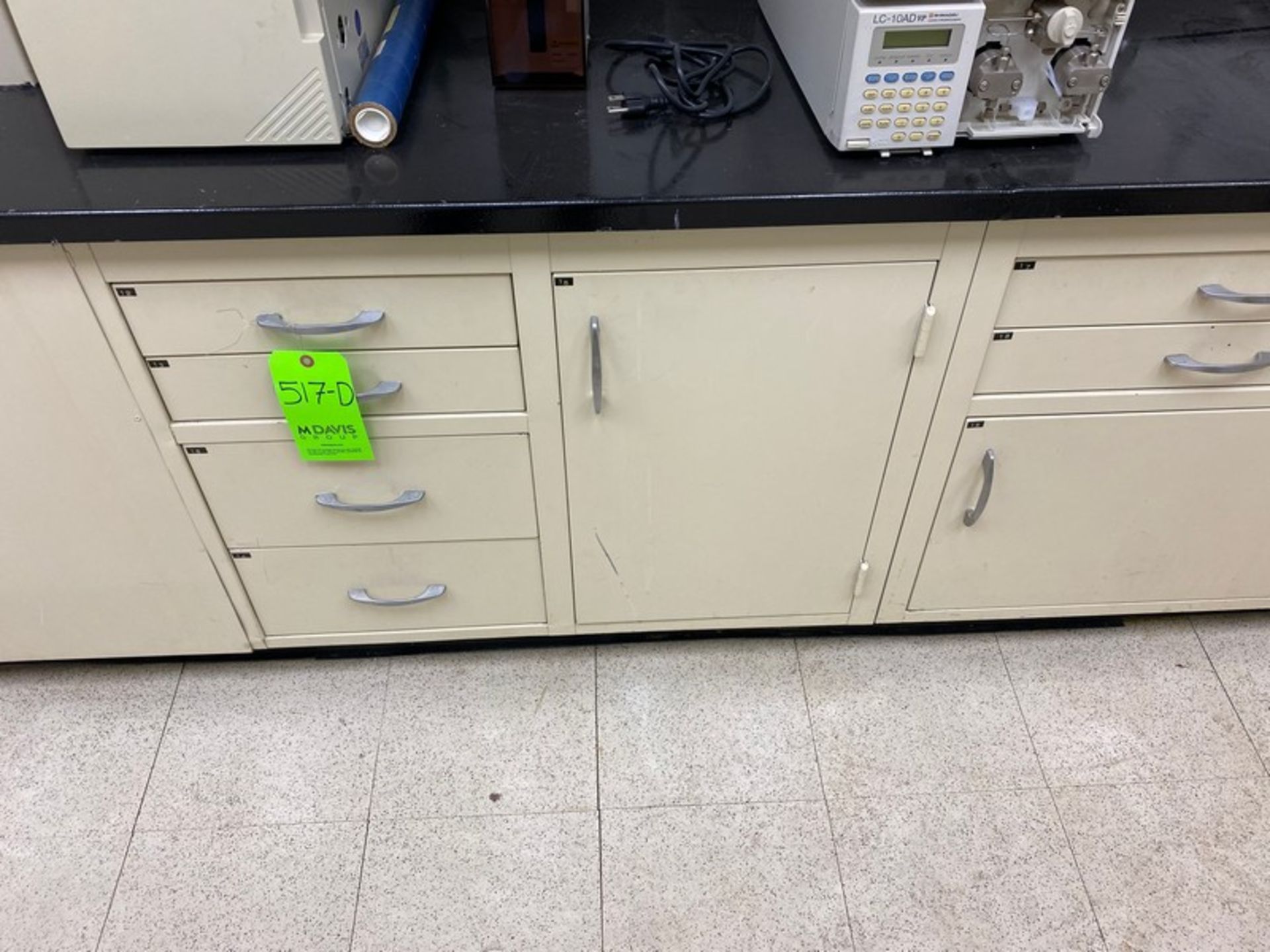 8 Lab cabinets + desk with 21'3" of black lab top / lab table & desk measure 21'3"Lx24"Dx31"H / - Image 2 of 5