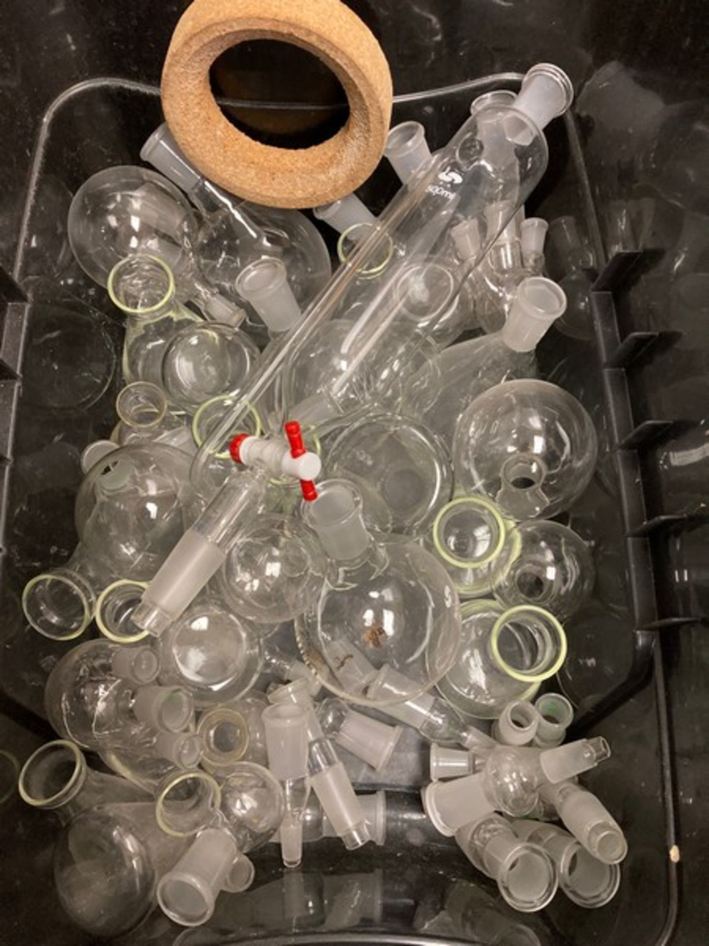 4 boxes / bins - Misc Lab Glassware - single and multi-neck boling flasks, beakers, fgraduated - Image 2 of 5