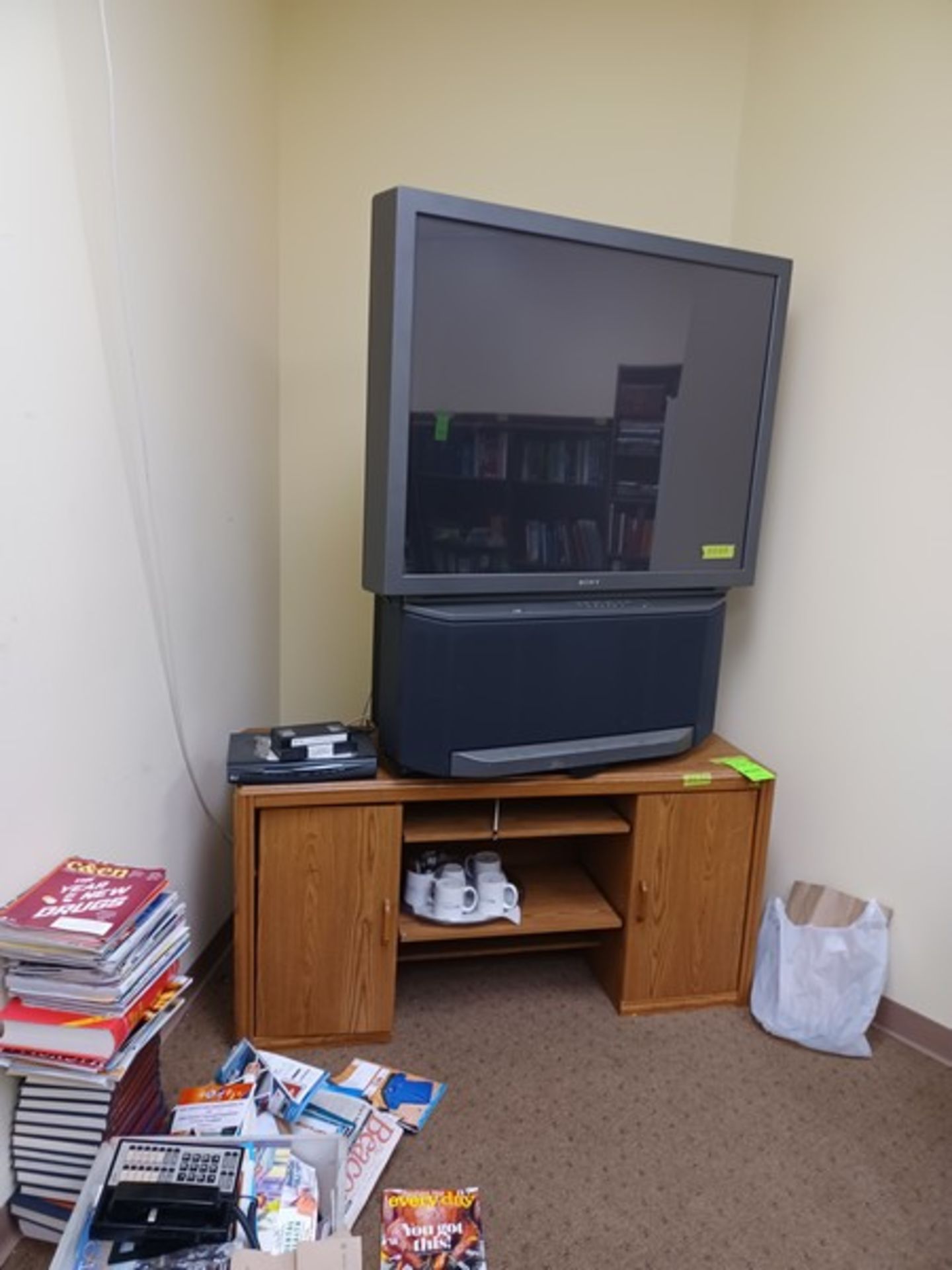 6 unit miscellaneous office furniture/items: 1 credenza 67"W x 21.5"Dx28.5"H / 1 TV stand 60"Wx20. - Image 5 of 5