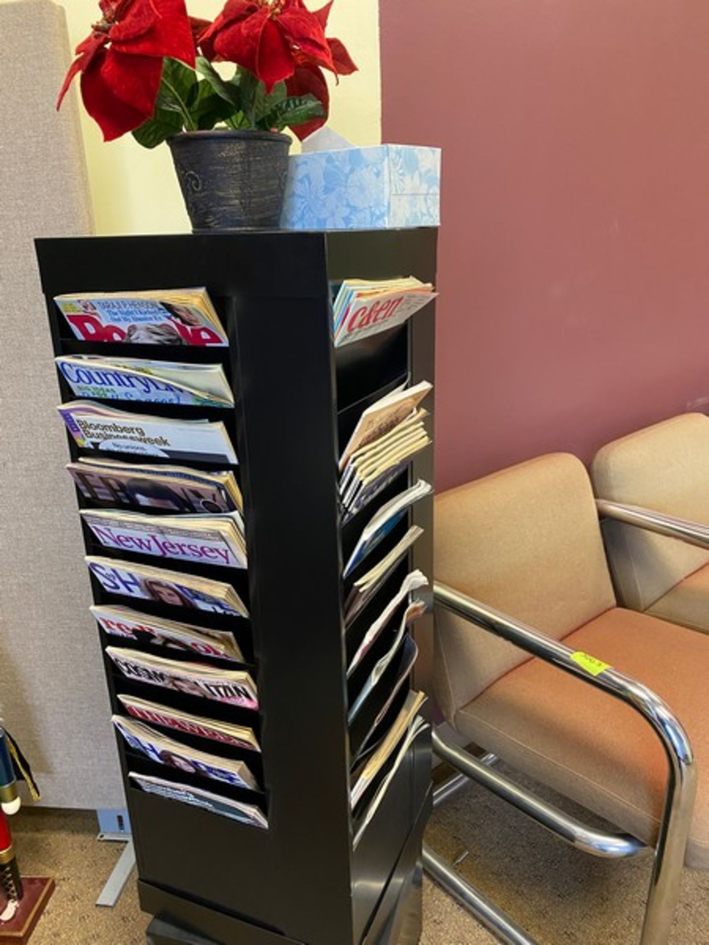 8 unit lot w/ 7 assorted style office chairs + 1 black metal magazine rack. Chairs are mixed styles, - Image 2 of 6