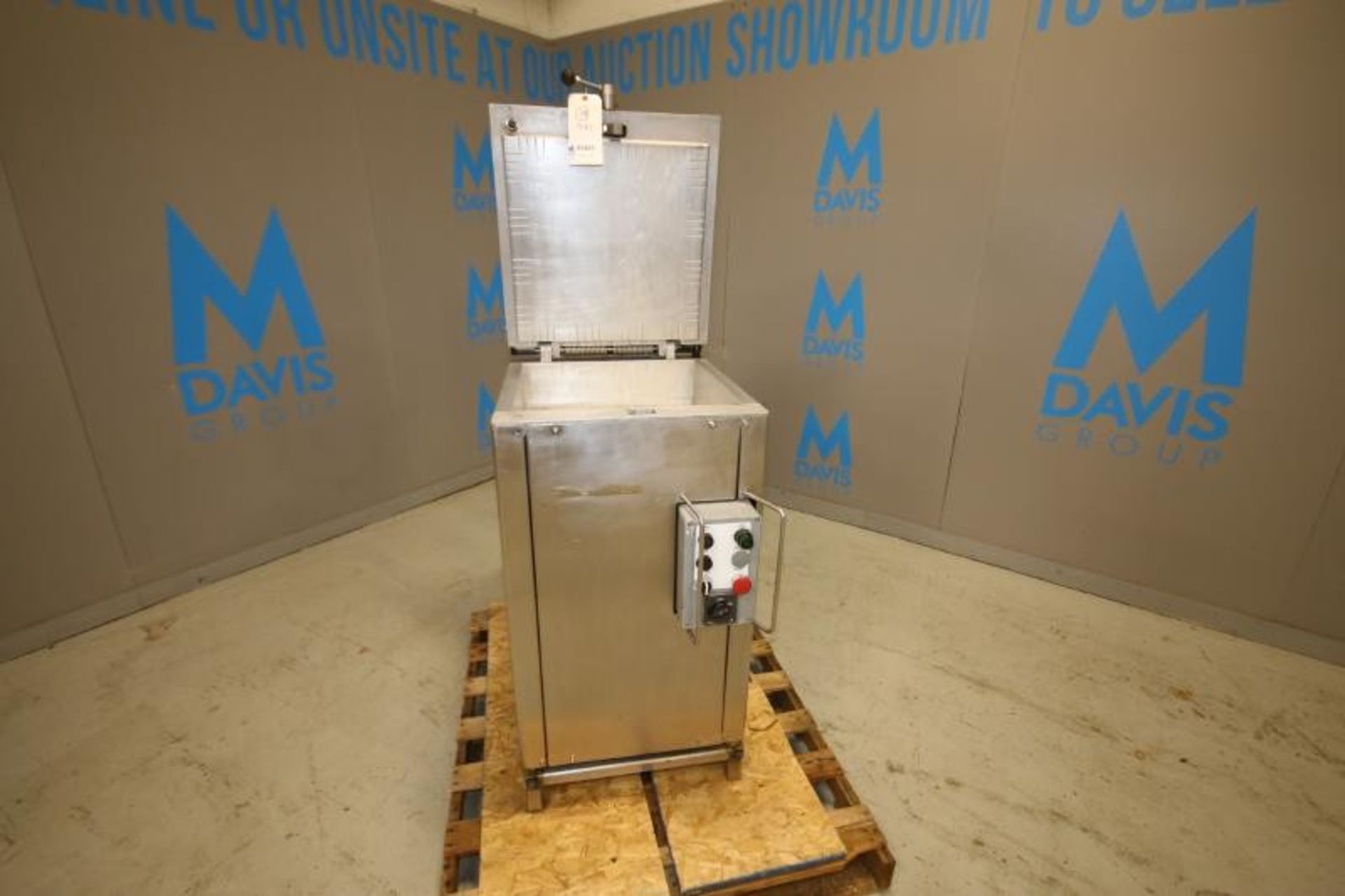 Vacuum Chamber with 19" x 19" x 5.5" D Chamber, S/S Covers (INV#81402)(Located @ the MDG Auction