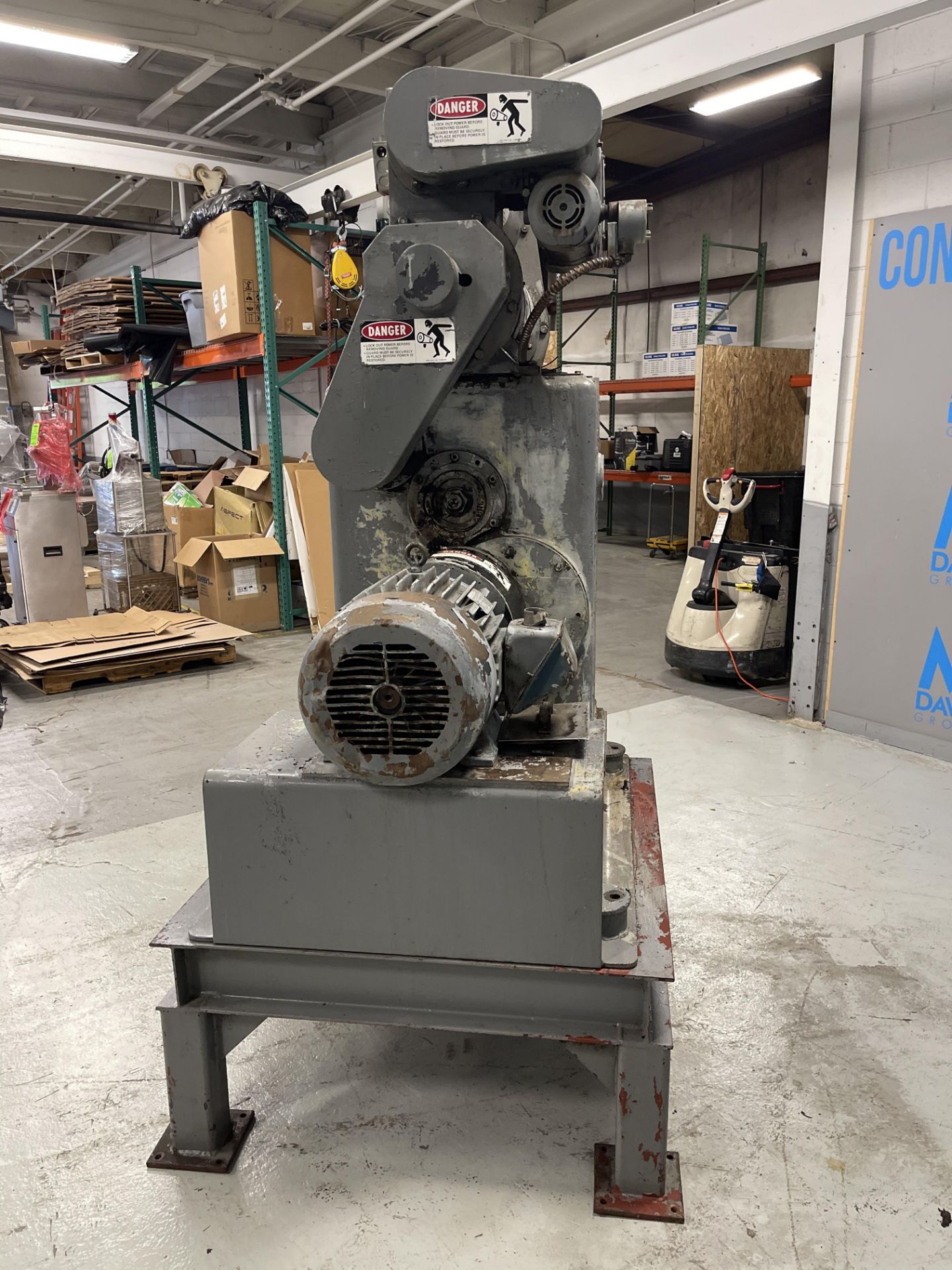 CALIFORNIA PELLET MILL, MODEL  25 M FR 382555, VERTICAL SPINDLE RECIPROCATING PELLET MILL, POWERED - Image 4 of 6