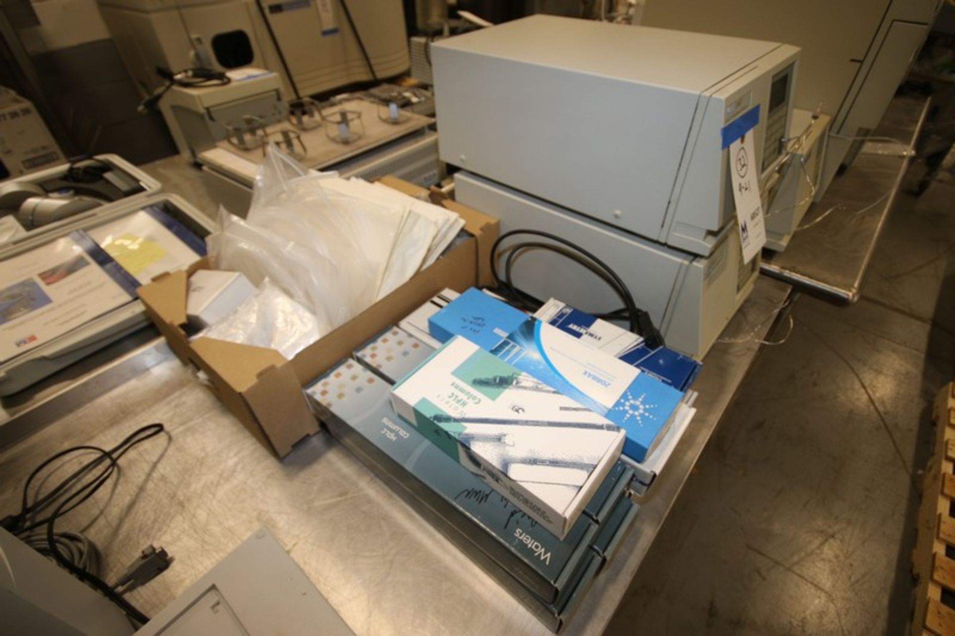 Alliance Waters 2487 Dual Absorbance Detector, S/N E07487 298M, with (4) Boxes of Waters HPLC - Image 2 of 8
