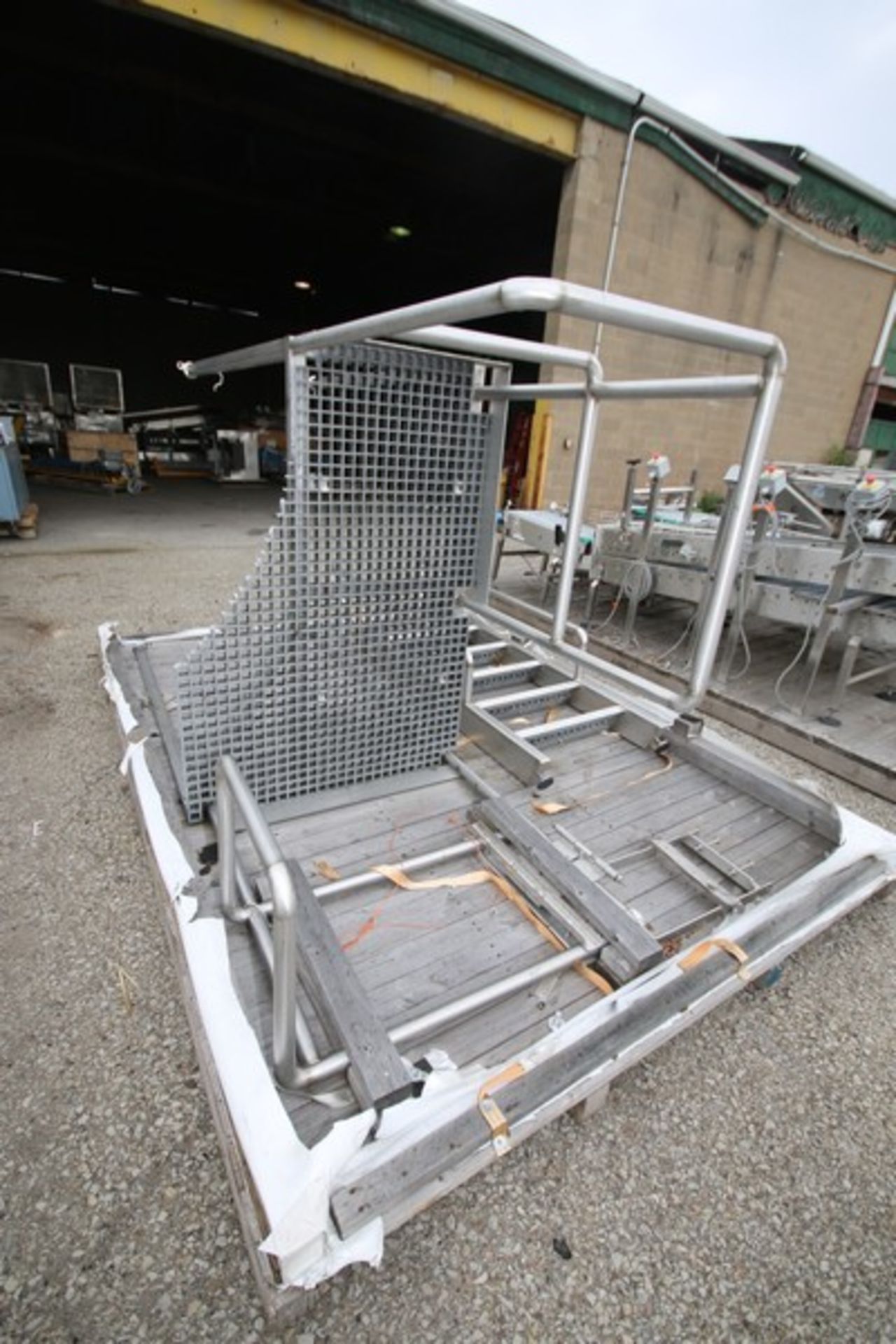 Aprox. 5' L x 42" W x 65" H S/S Tank Operator's Platform with Safety Rail, Plastic Grating, Includes - Image 2 of 4