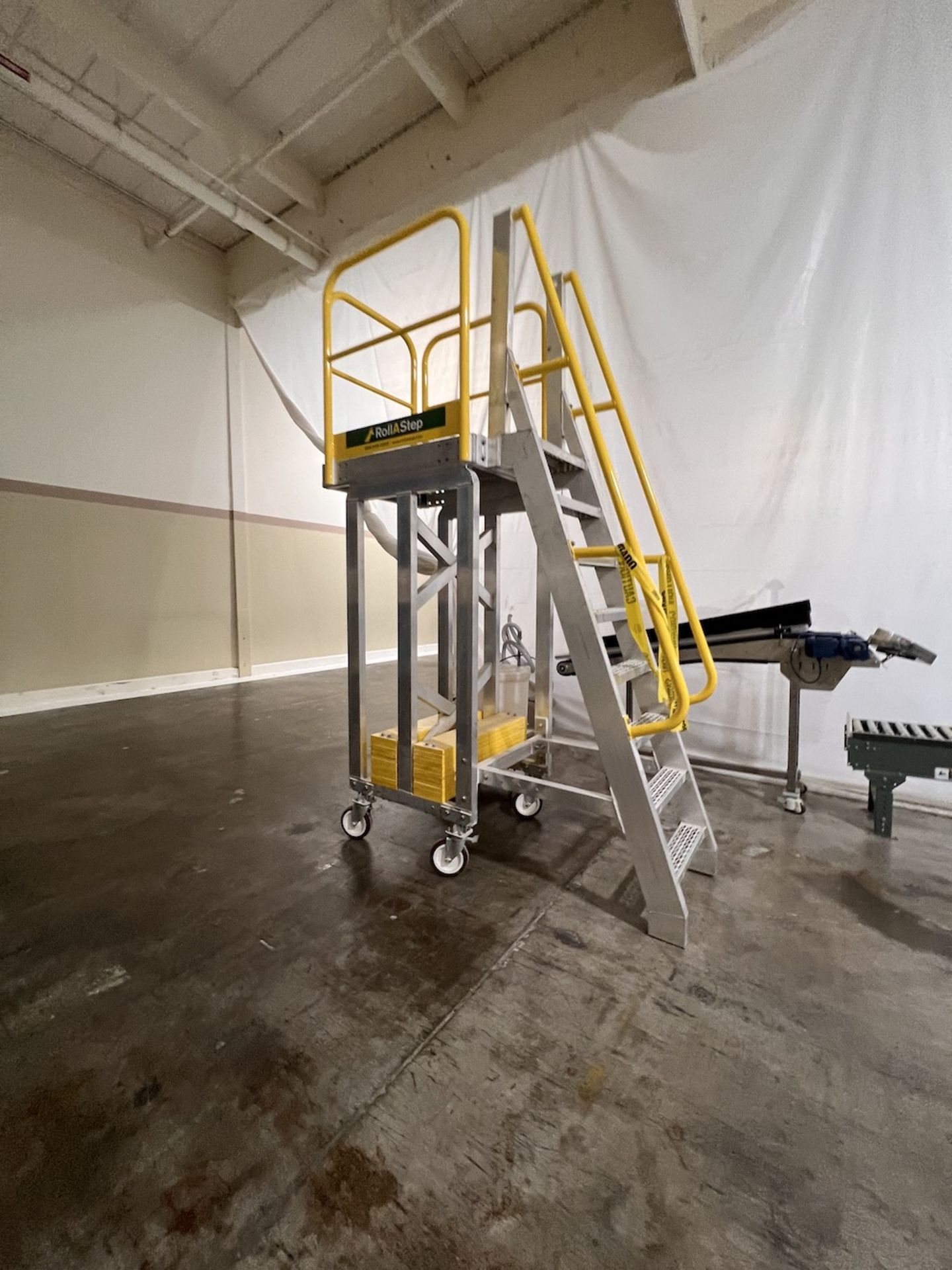 ROLLASTEP 8-STEP CANTILEVER PORTABLE LADDER