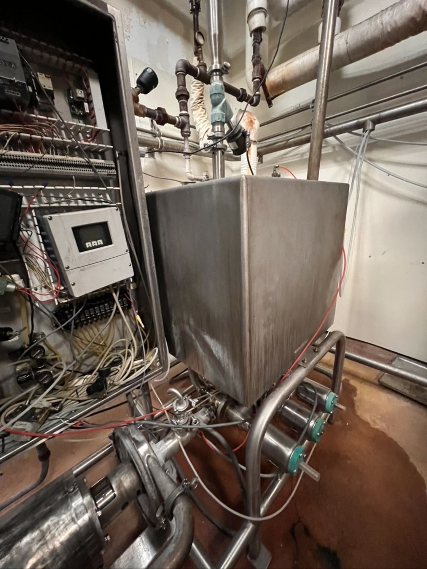 ECOLAB SINGLE TANK CIP, WITH CENTRIFUGAL PUMP, SHELL AND TUBE HEAT EXCHANGER, FLOW METER, ASSOCIATED - Image 3 of 7