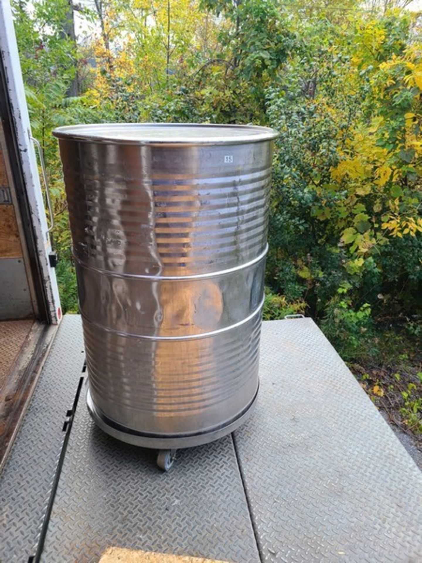 (5) 422 Liter S/S Drums with Lid and Cart (Located Ontario, Canada K7R 4B3)