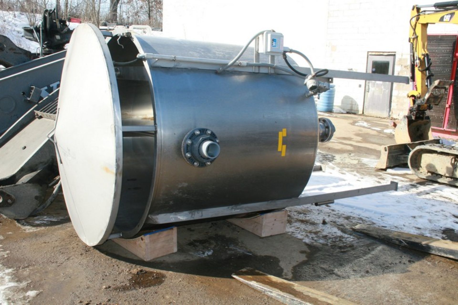 Aprox. 1,500 Gal. S/S Cone-Bottom Single Shell Tank (Loading/Handling Fee $500) (Located Apollo,