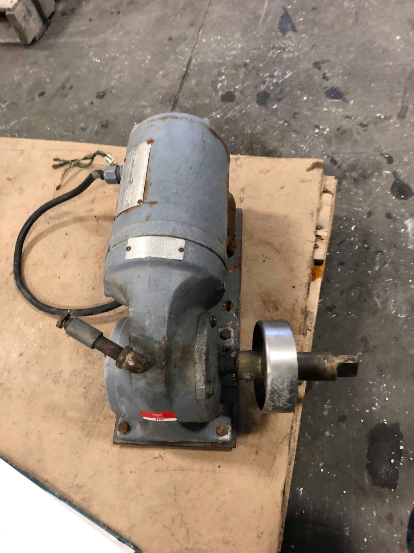 Dayton 1/2 hp Motor Gearbox, Model 5K540, S/N F-2190-02-L75 F084124 with Frame 48-4-1, 110/220 Volt,