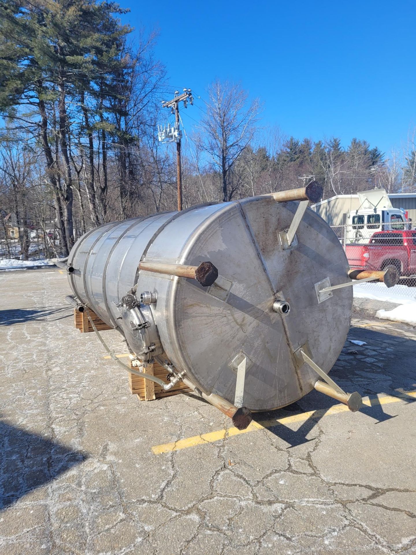 4000 gallon capacity stainless steel single wall vertical tank, type 304 stainless steel, enclosed - Image 7 of 7