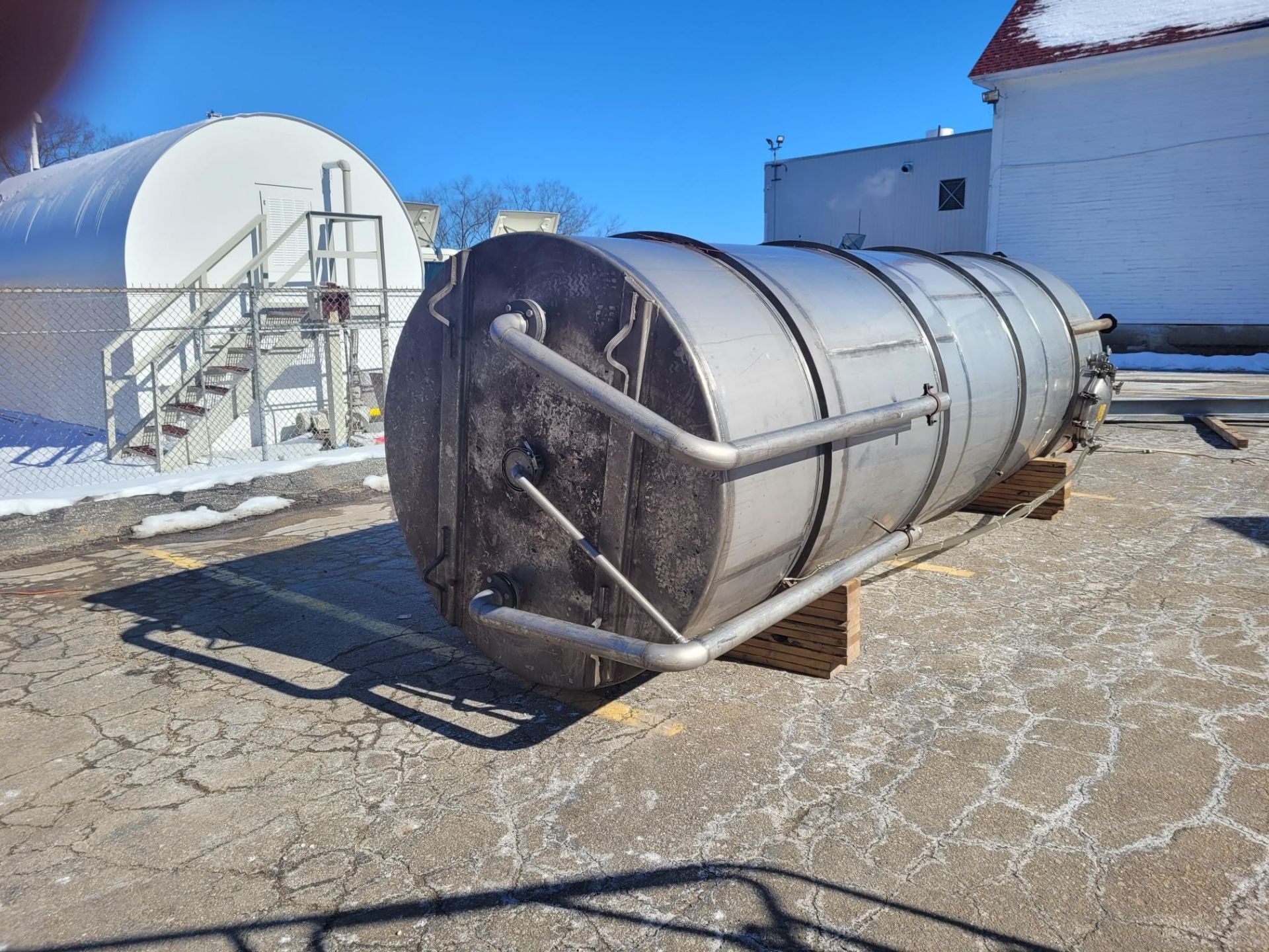 4000 gallon capacity stainless steel single wall vertical tank, type 304 stainless steel, enclosed - Image 3 of 7