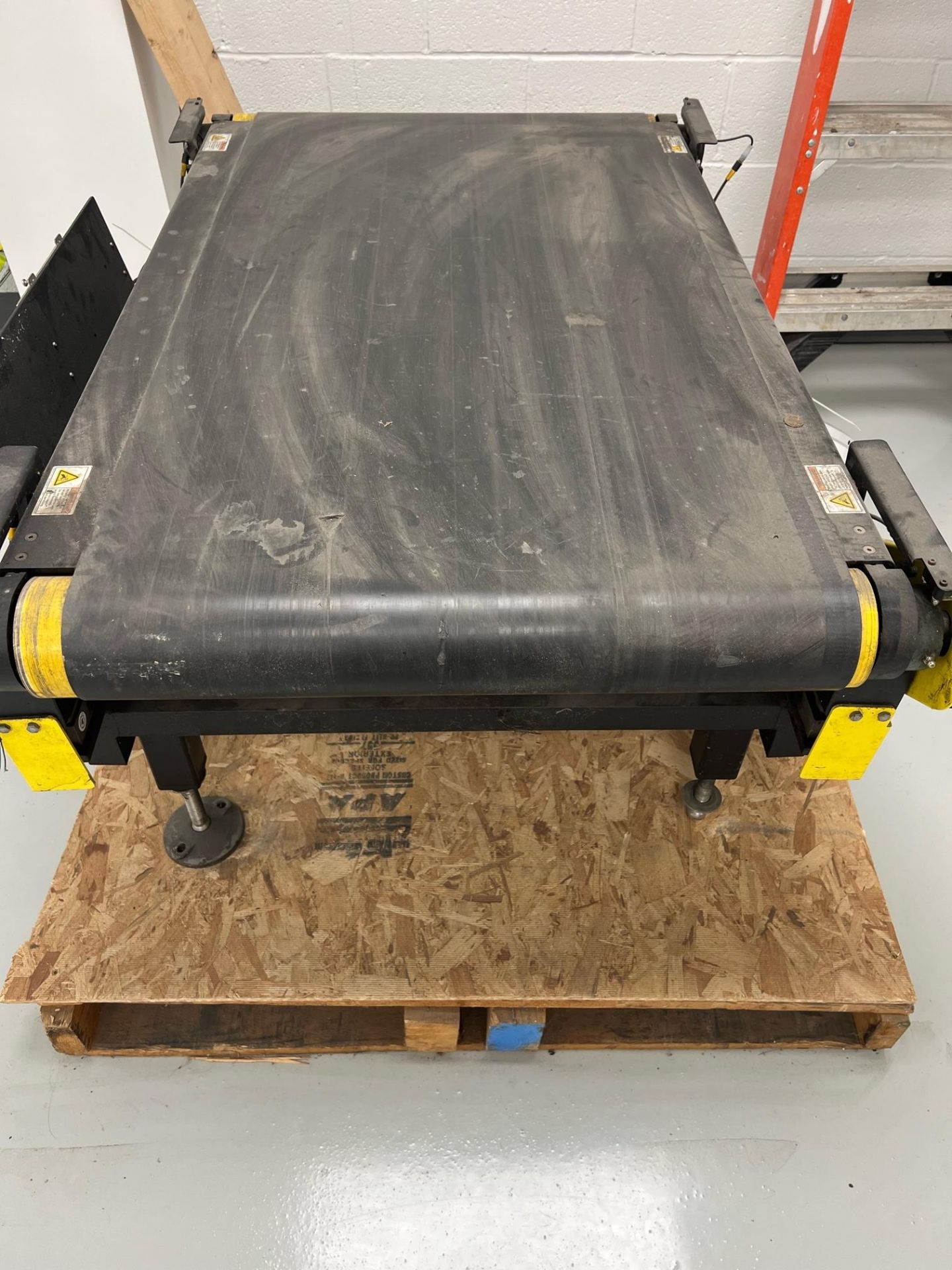 Mettler Toledo Powdered Load Scale Box Conveyor, Model 9477, S/N 9009158-8FG, 460 V (Pallet Fee