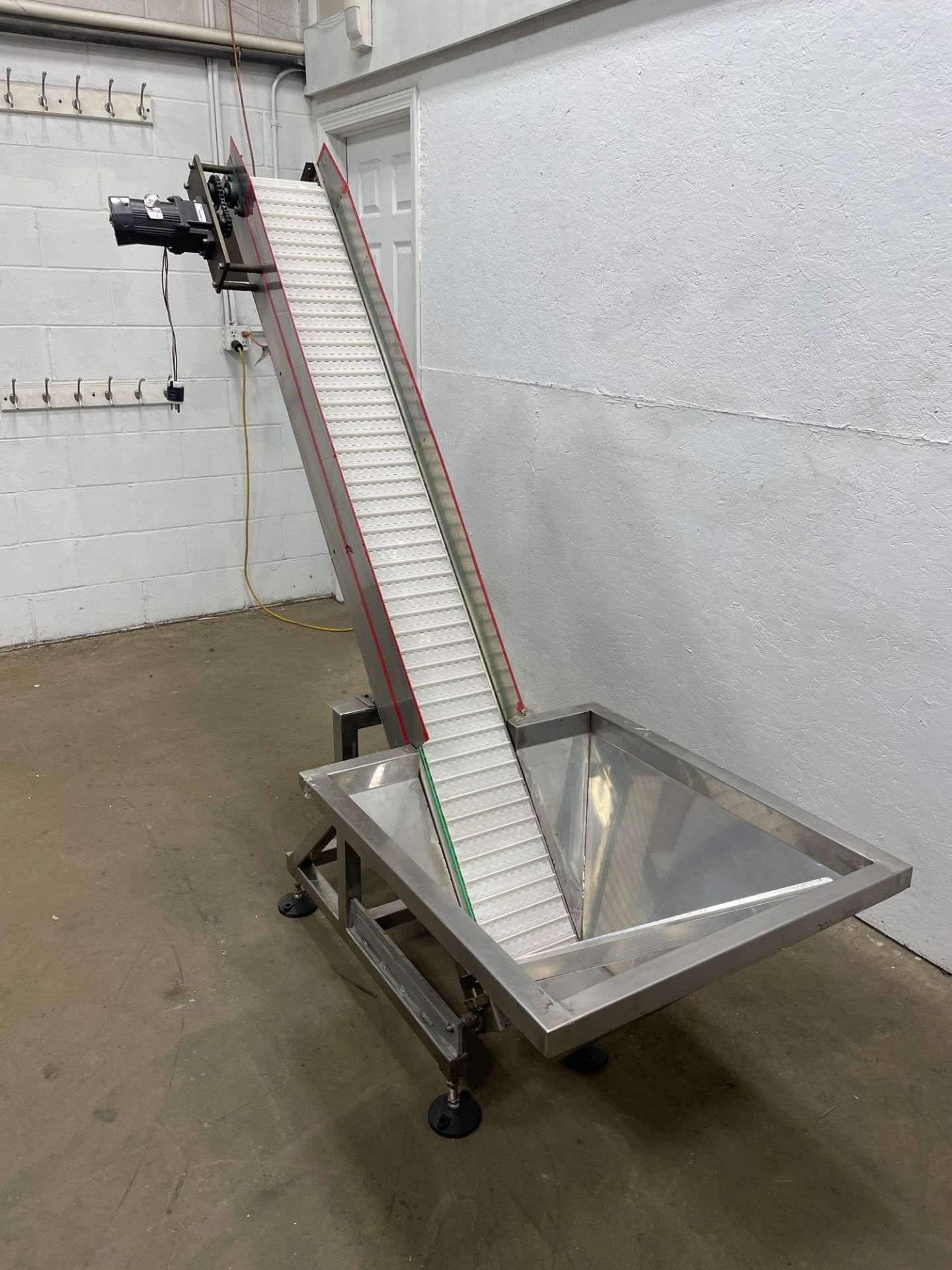 Stainless Steel Elevator Conveyor w/ Hopper, Portable, 6 in Conveyor Belt , 170mm Discharge - Image 2 of 10