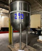 500-Gallon Stainless Steel tank, dome bottom om Stainless Steel legs (LOCATED IN IOWA, RIGGING