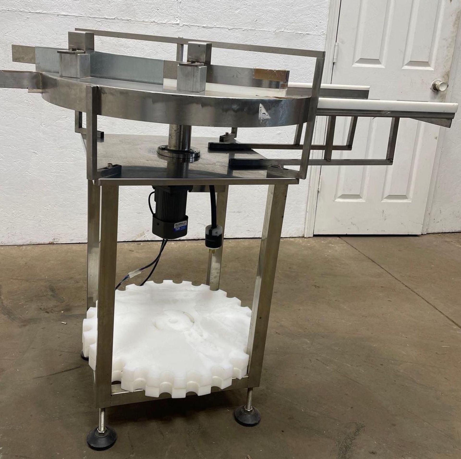 Stainless Steel Unscrambler Station, Approx Dims: 43 x 30 x 43, ($25 Basic Lift & Load, $100 to - Bild 4 aus 9
