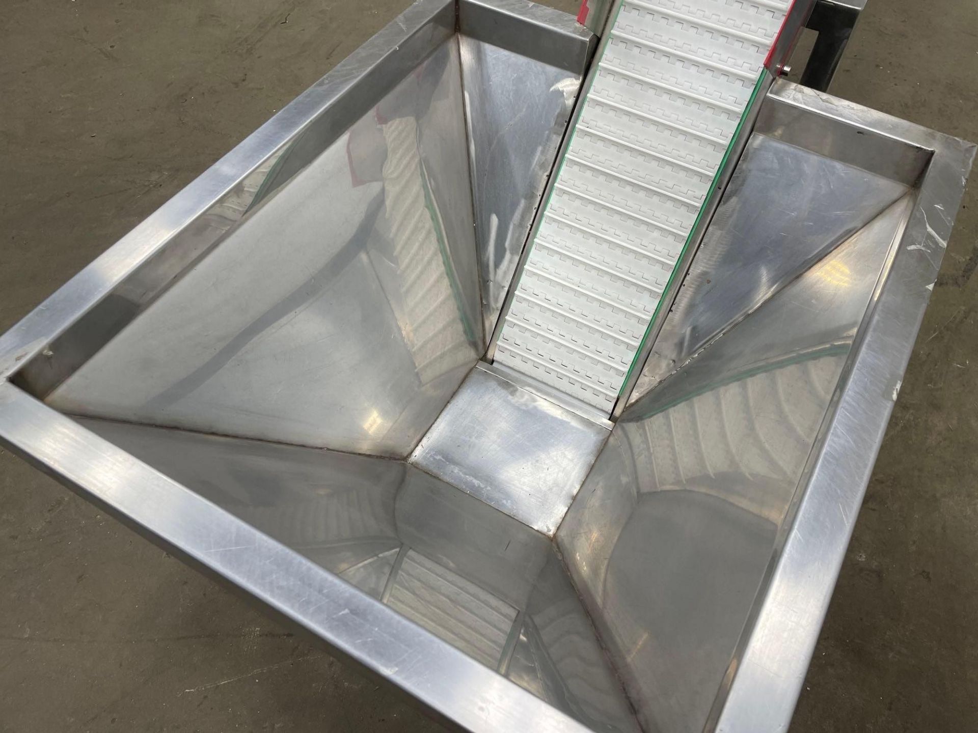 Stainless Steel Elevator Conveyor w/ Hopper, Portable, 6 in Conveyor Belt , 170mm Discharge - Image 6 of 10