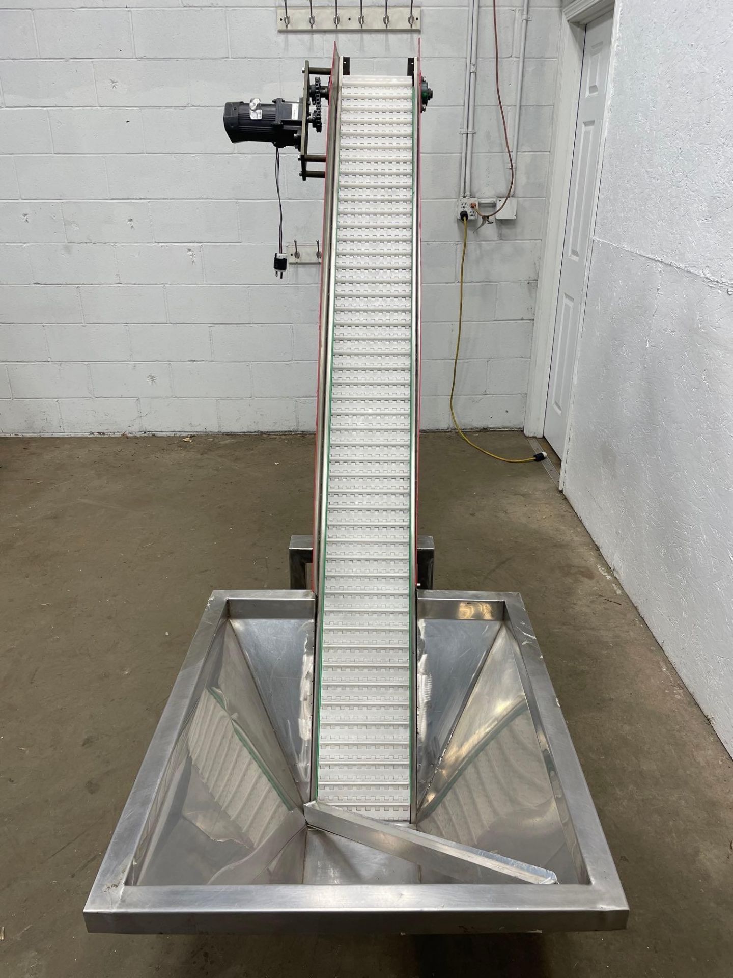 Stainless Steel Elevator Conveyor w/ Hopper, Portable, 6 in Conveyor Belt , 170mm Discharge - Image 5 of 10