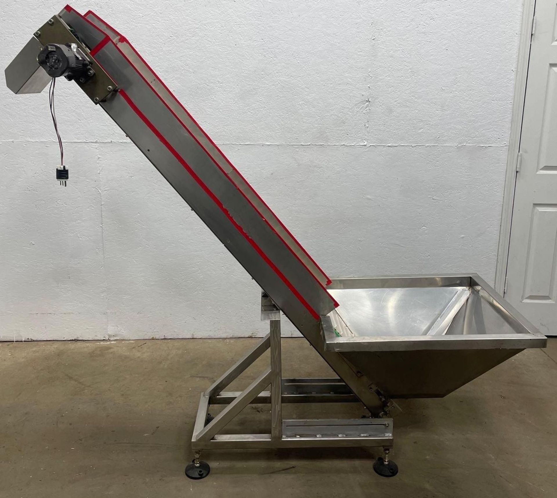 Stainless Steel Elevator Conveyor w/ Hopper, Portable, 6 in Conveyor Belt , 170mm Discharge - Image 4 of 10