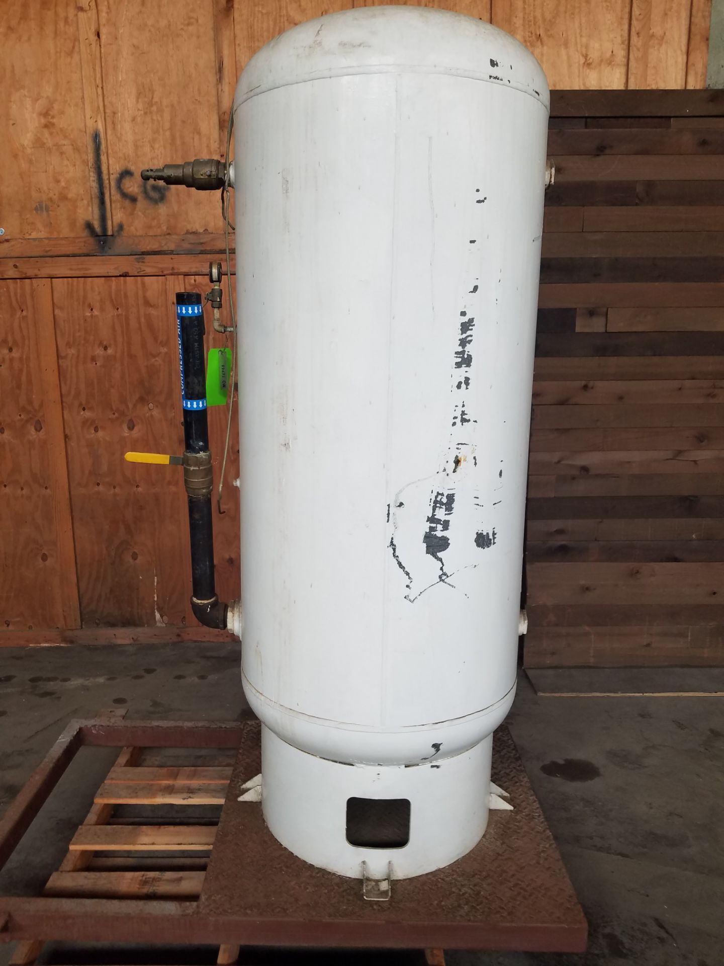 Aprox. 200 Gal. Air Holding Tank (Loading, Rigging & Site Management Fee $200.00 USD)(Located