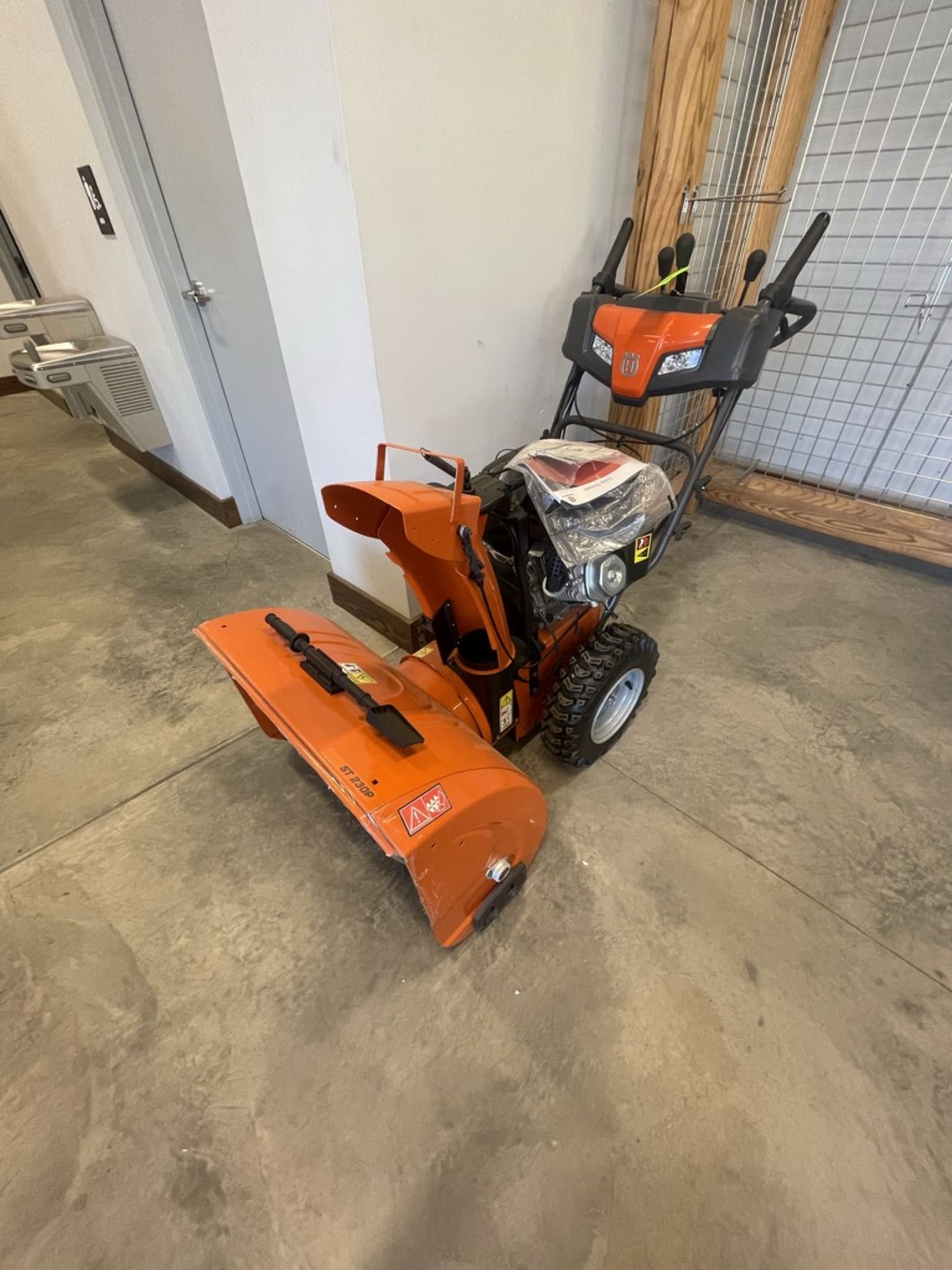 HUSQVARNA SNOW BLOWER, MODEL ST230P, WORKING WIDTH 30" (SEE TAG IN PHOTOS FOR MORE INFORMATION) (ALL - Image 4 of 7