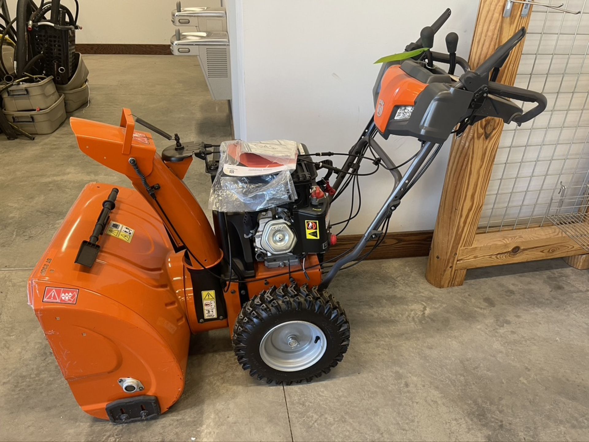 HUSQVARNA SNOW BLOWER, MODEL ST230P, WORKING WIDTH 30" (SEE TAG IN PHOTOS FOR MORE INFORMATION) (ALL - Image 6 of 7