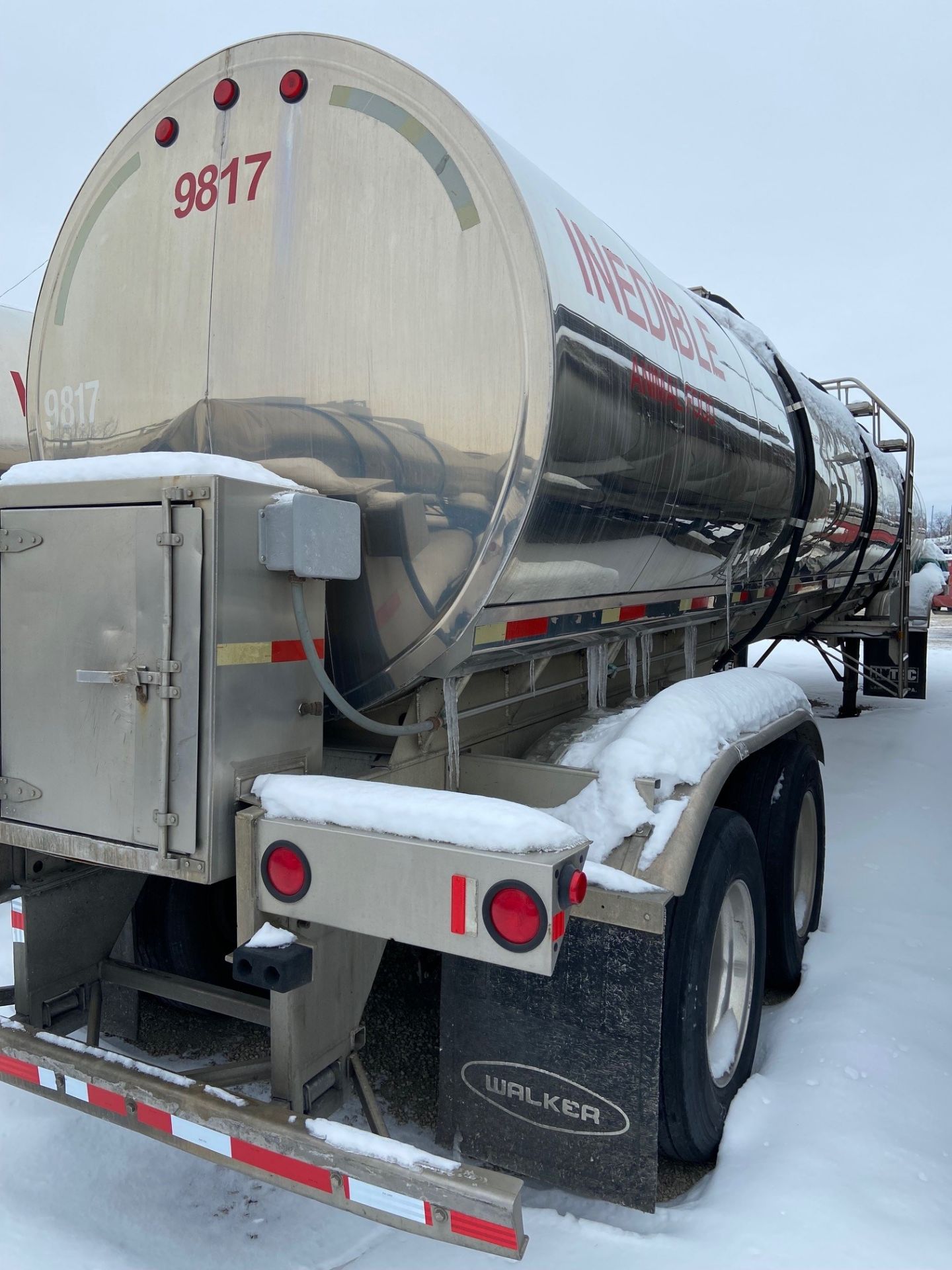 WALKER 6,200 GALLON S/S AUGER TANK TRAILER, S/N 1W9S44269WN001300, APPROX. 6,913 KG (LOCATED IN - Image 2 of 5