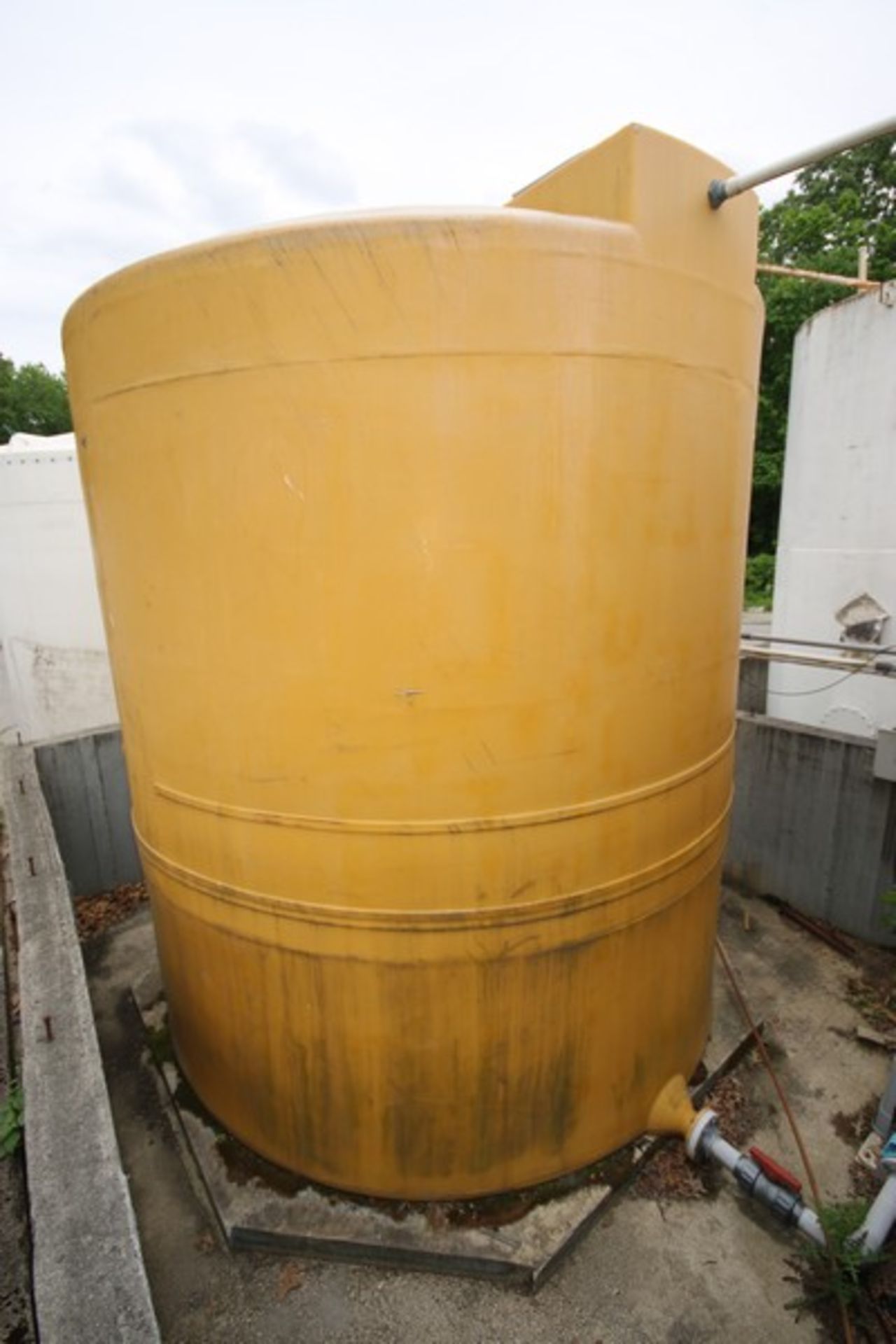 Aprox. 10,000 Gal. Vertical Plastic Tank (LOCATED IN WOONSOCKET, RI)