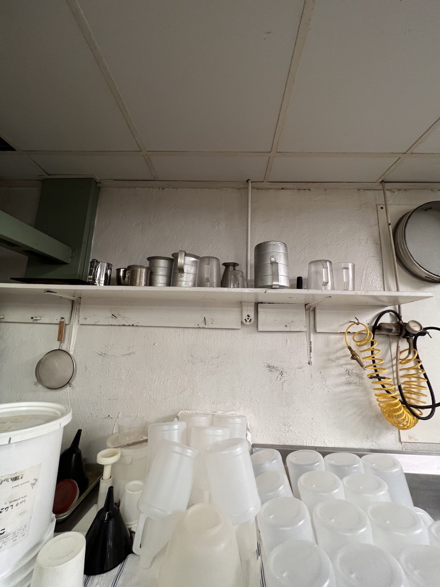 TABLE WITH S/S TOP MOUNTED ON CASTERS, ASSORTED KITCHEN SUPPLIES, INCLUDES KNIVES, SCOOPS, FUNNELS - Image 6 of 6