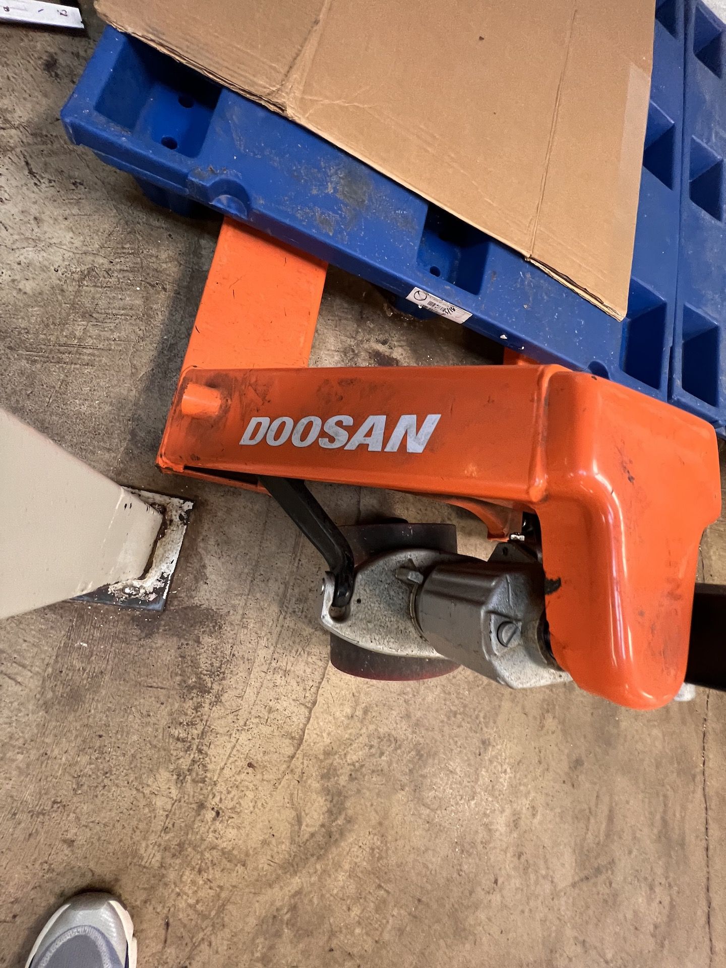 DOOSAN 5,000 LB HYDRAULIC PALLET JACK - Image 2 of 2