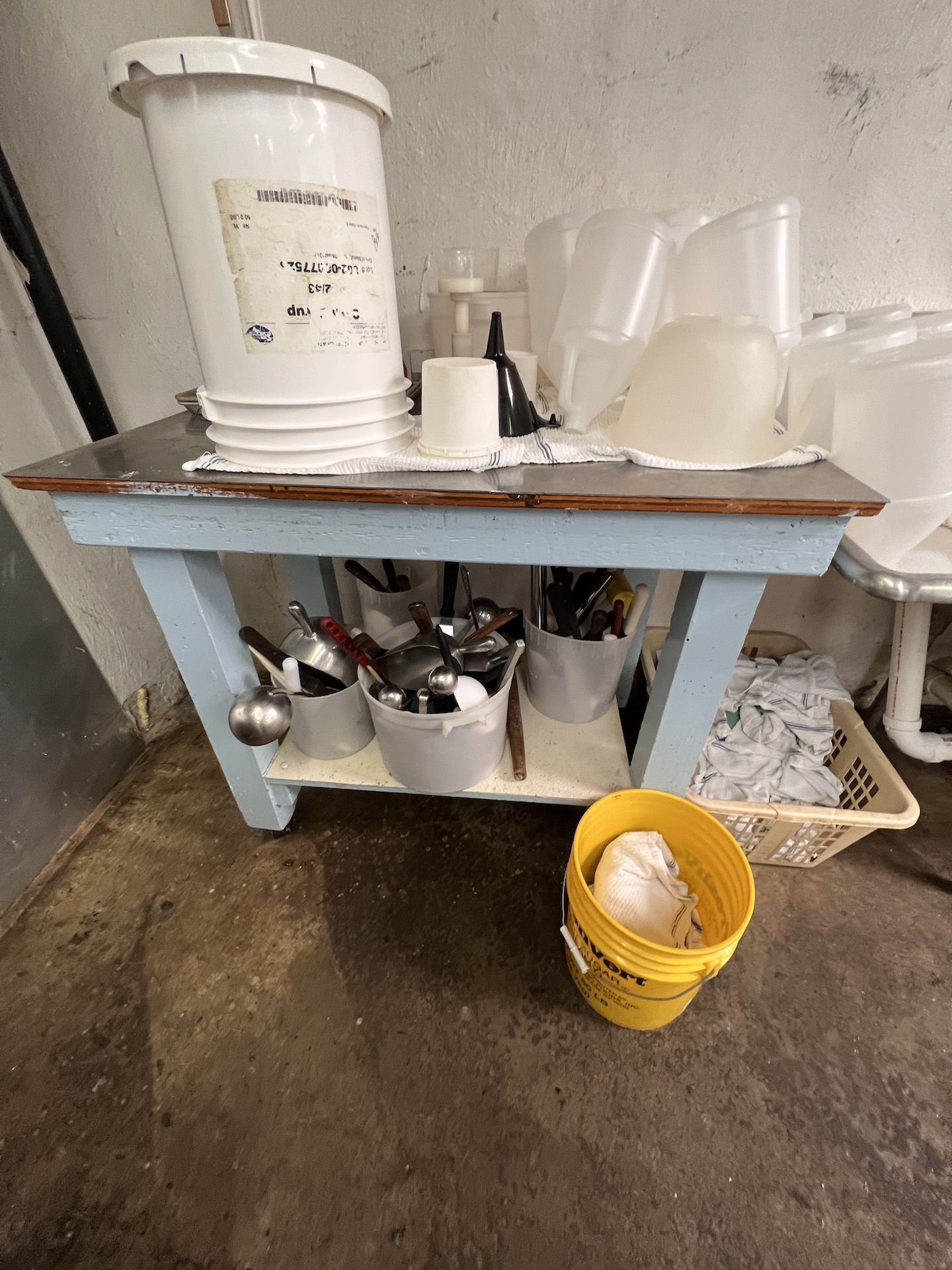 TABLE WITH S/S TOP MOUNTED ON CASTERS, ASSORTED KITCHEN SUPPLIES, INCLUDES KNIVES, SCOOPS, FUNNELS - Image 2 of 6