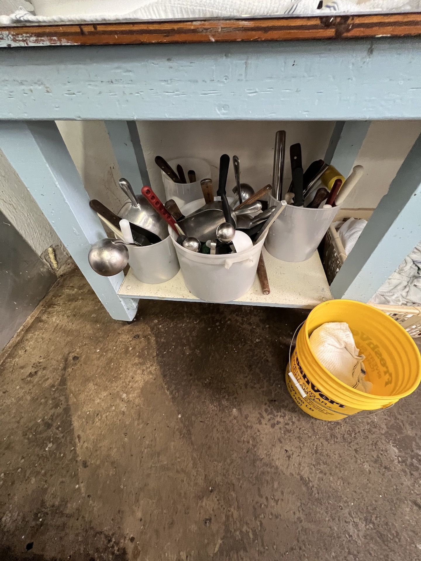 TABLE WITH S/S TOP MOUNTED ON CASTERS, ASSORTED KITCHEN SUPPLIES, INCLUDES KNIVES, SCOOPS, FUNNELS - Image 3 of 6