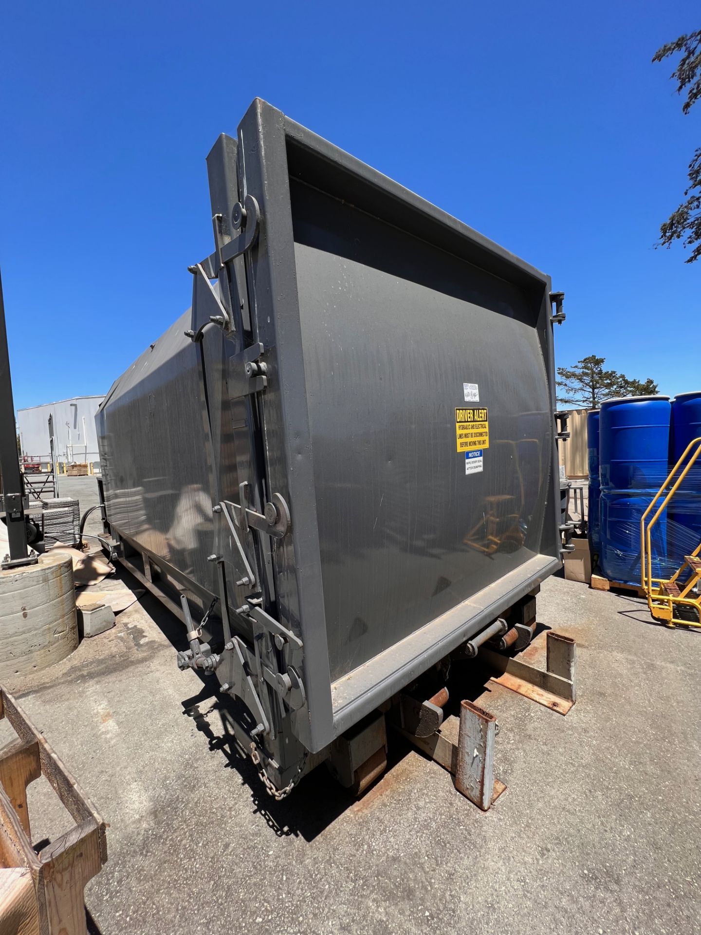 2021 TRASH COMPACTOR WITH HYDRAULIC POWER PACK - Image 5 of 20